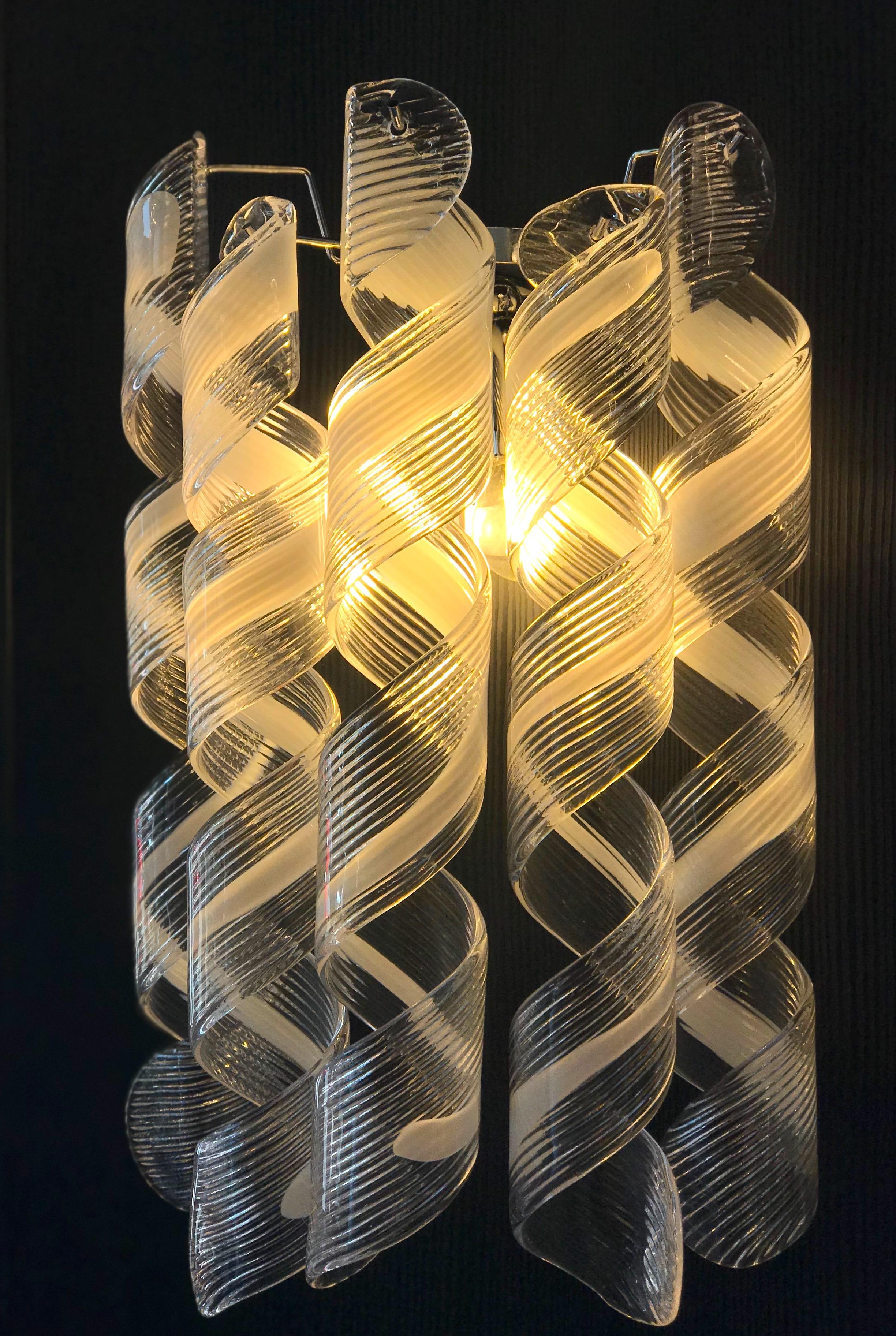 Par de  Lámparas o apliques modernos italianos de cristal de Murano rizado Vidrio soplado en venta