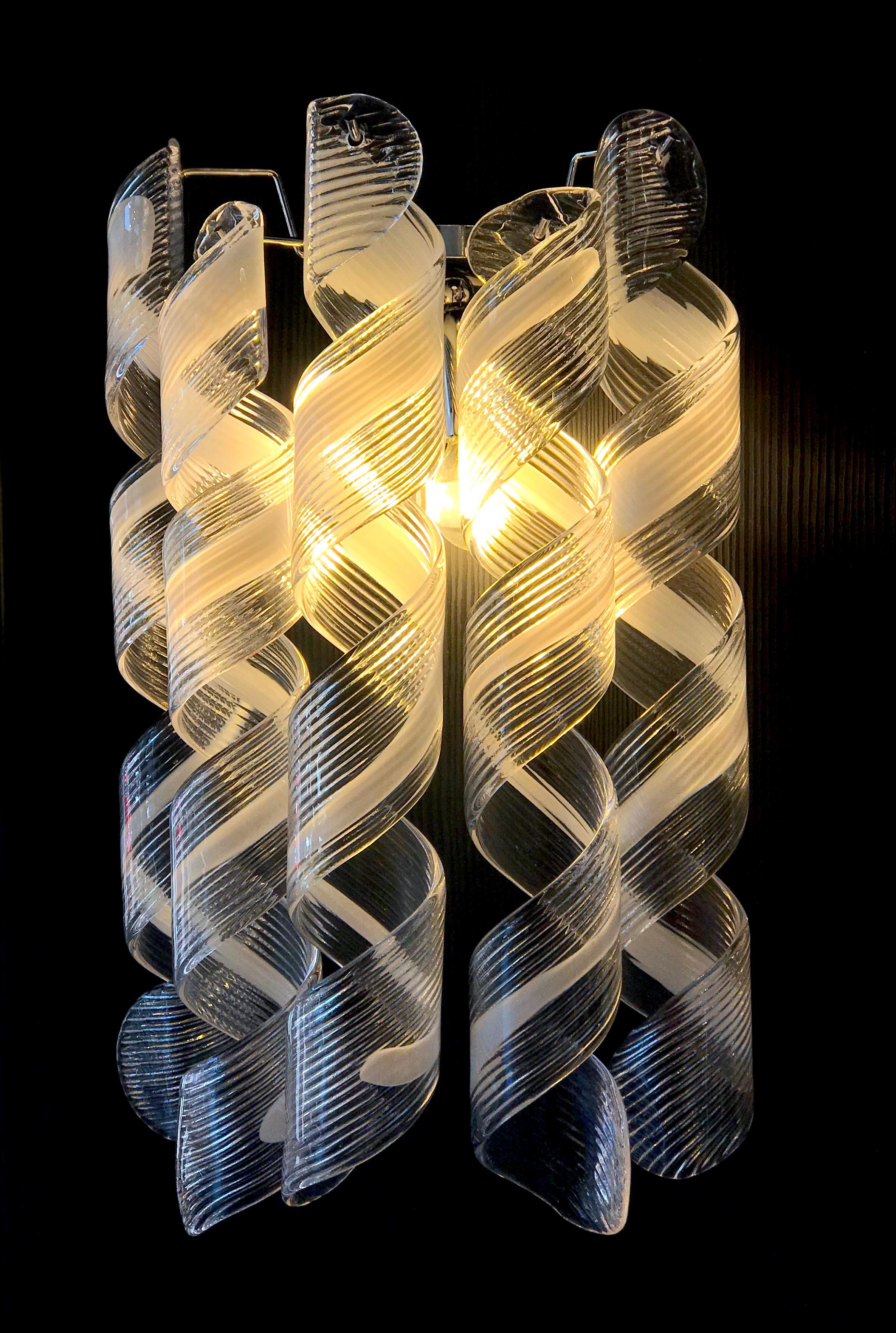 Par de  Lámparas o apliques modernos italianos de cristal de Murano rizado en venta 1