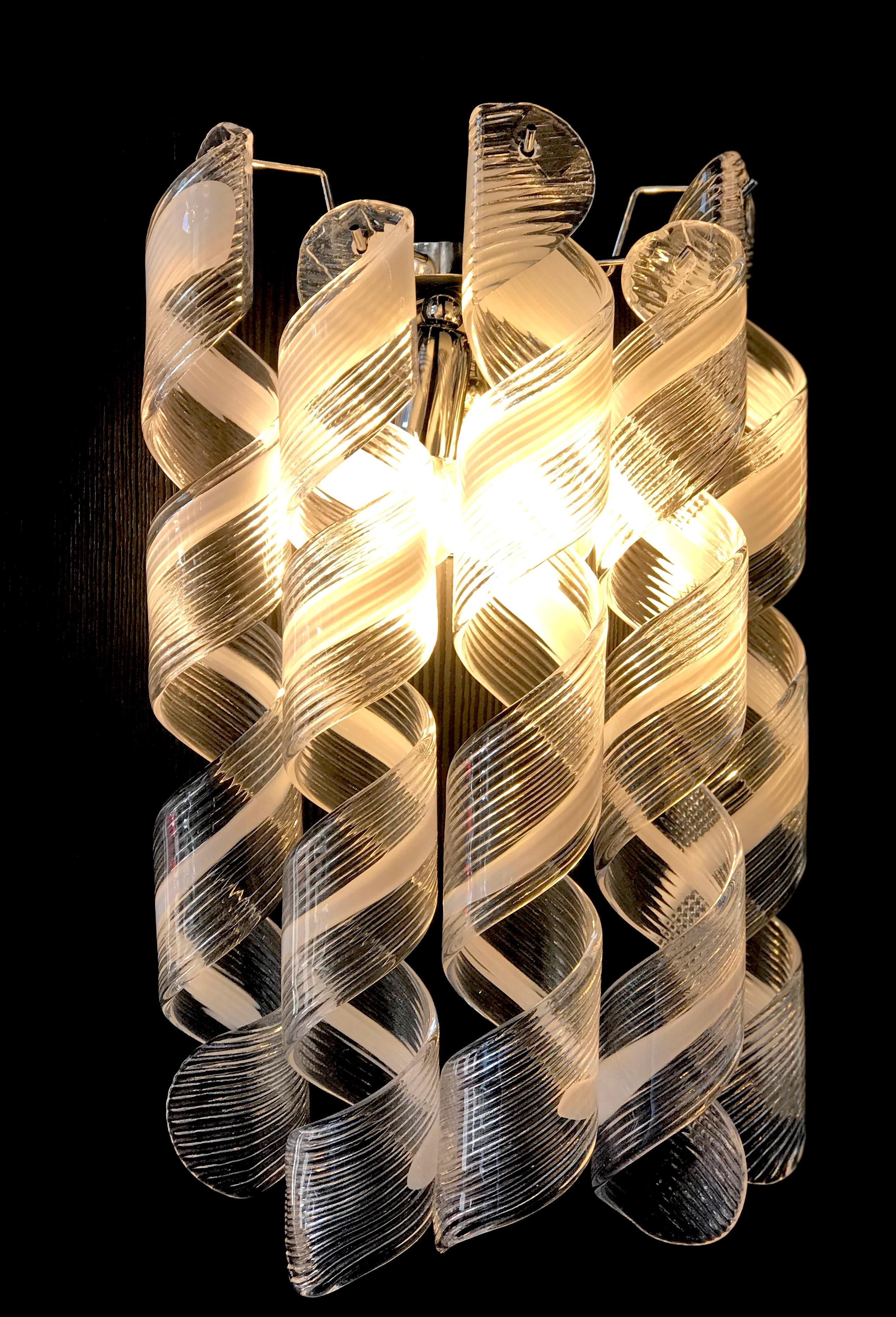 Par de  Lámparas o apliques modernos italianos de cristal de Murano rizado en venta 2