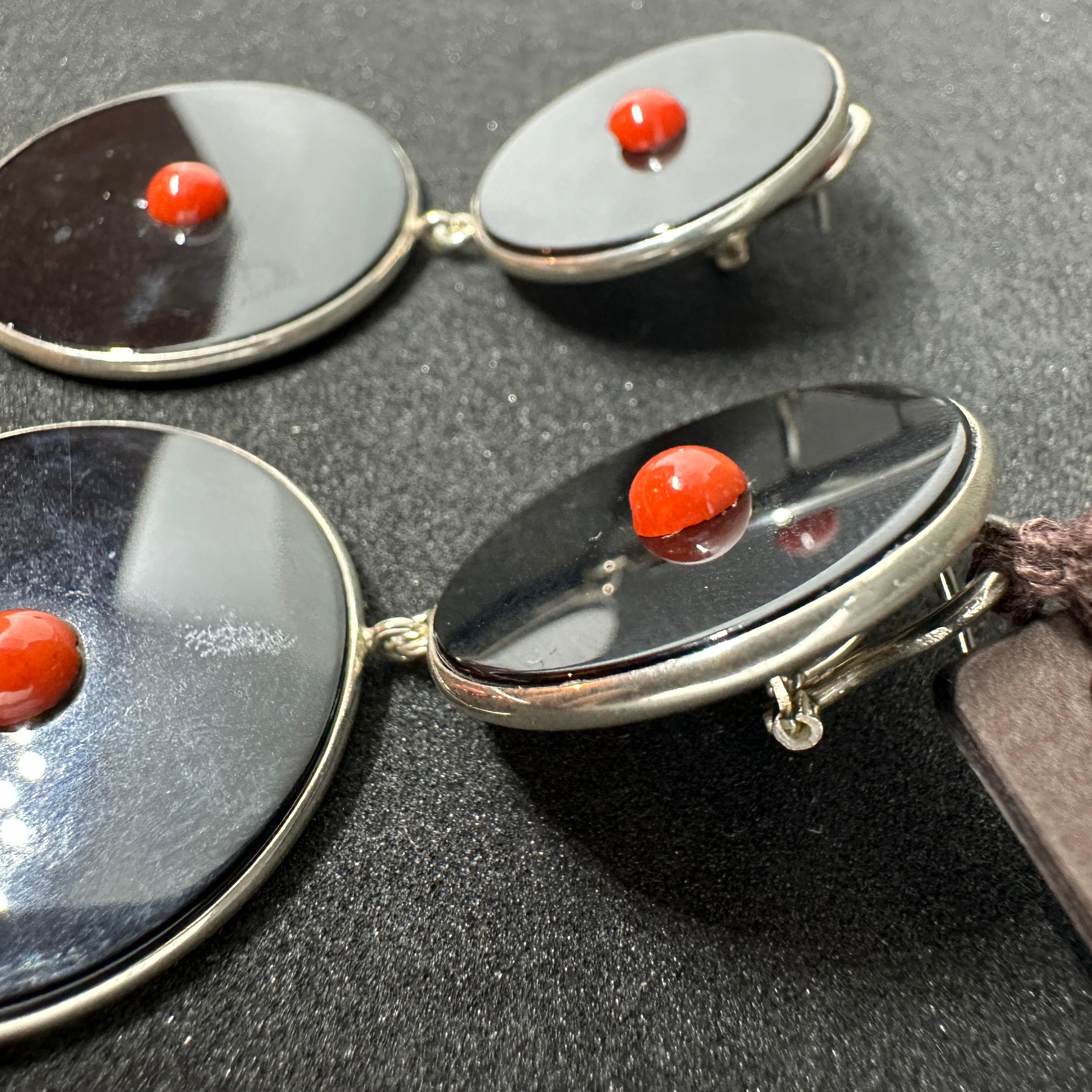 Un par de modernos pendientes largos de ónice, coral mediterráneo y plata de Carola en venta 4