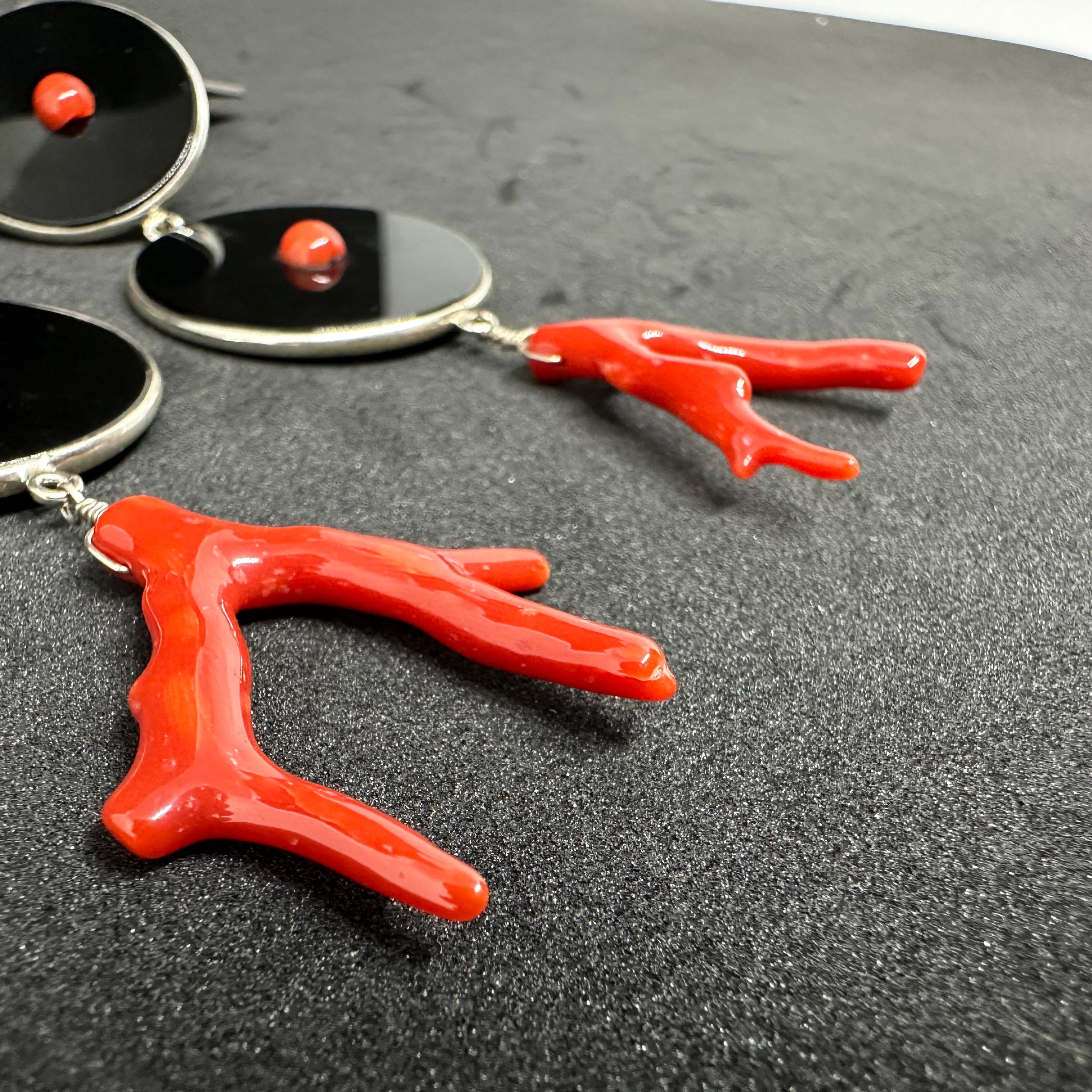 De las mujeres Un par de modernos pendientes largos de ónice, coral mediterráneo y plata de Carola en venta