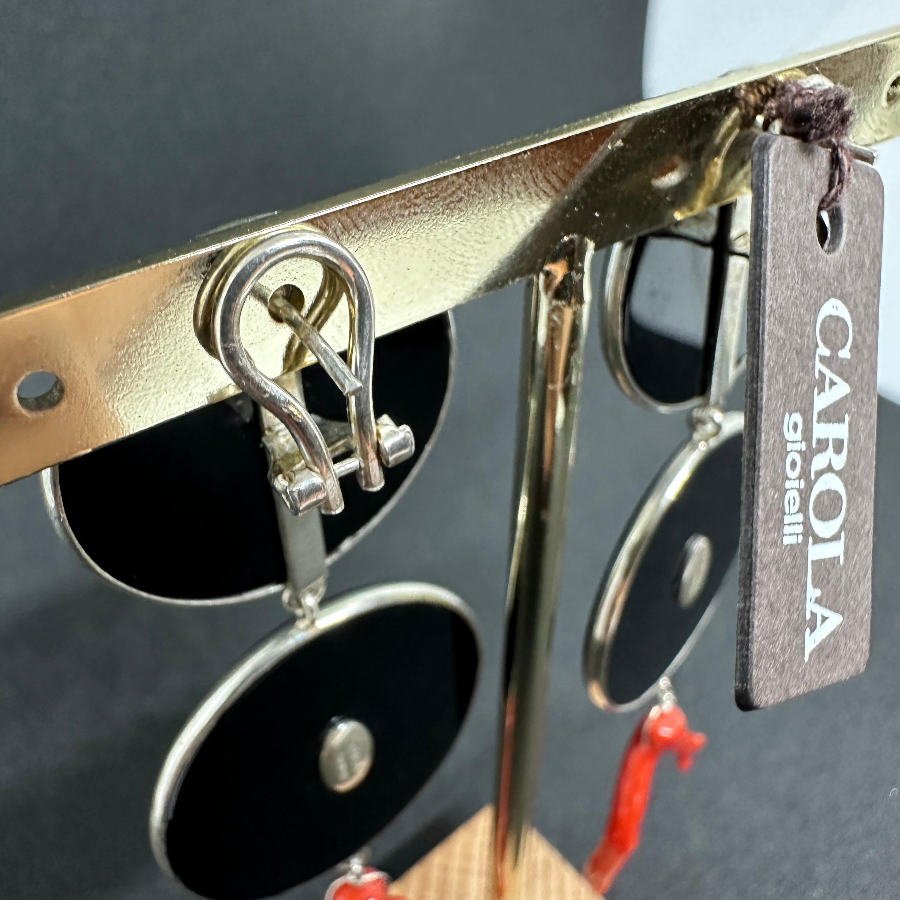 Un par de modernos pendientes largos de ónice, coral mediterráneo y plata de Carola en venta 1