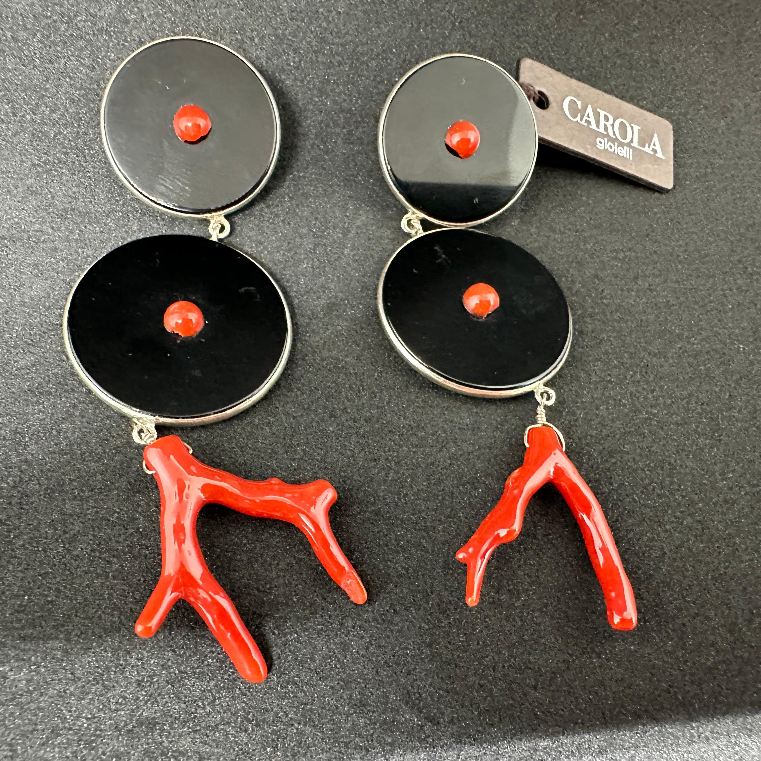 Un par de modernos pendientes largos de ónice, coral mediterráneo y plata de Carola en venta 2