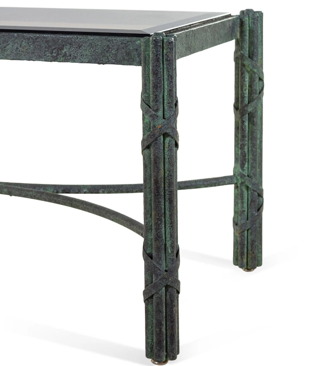 Ein Paar moderne Tische/Beine aus massiver patinierter Bronze mit rauchfarbener Glasplatte (Neoklassisch) im Angebot