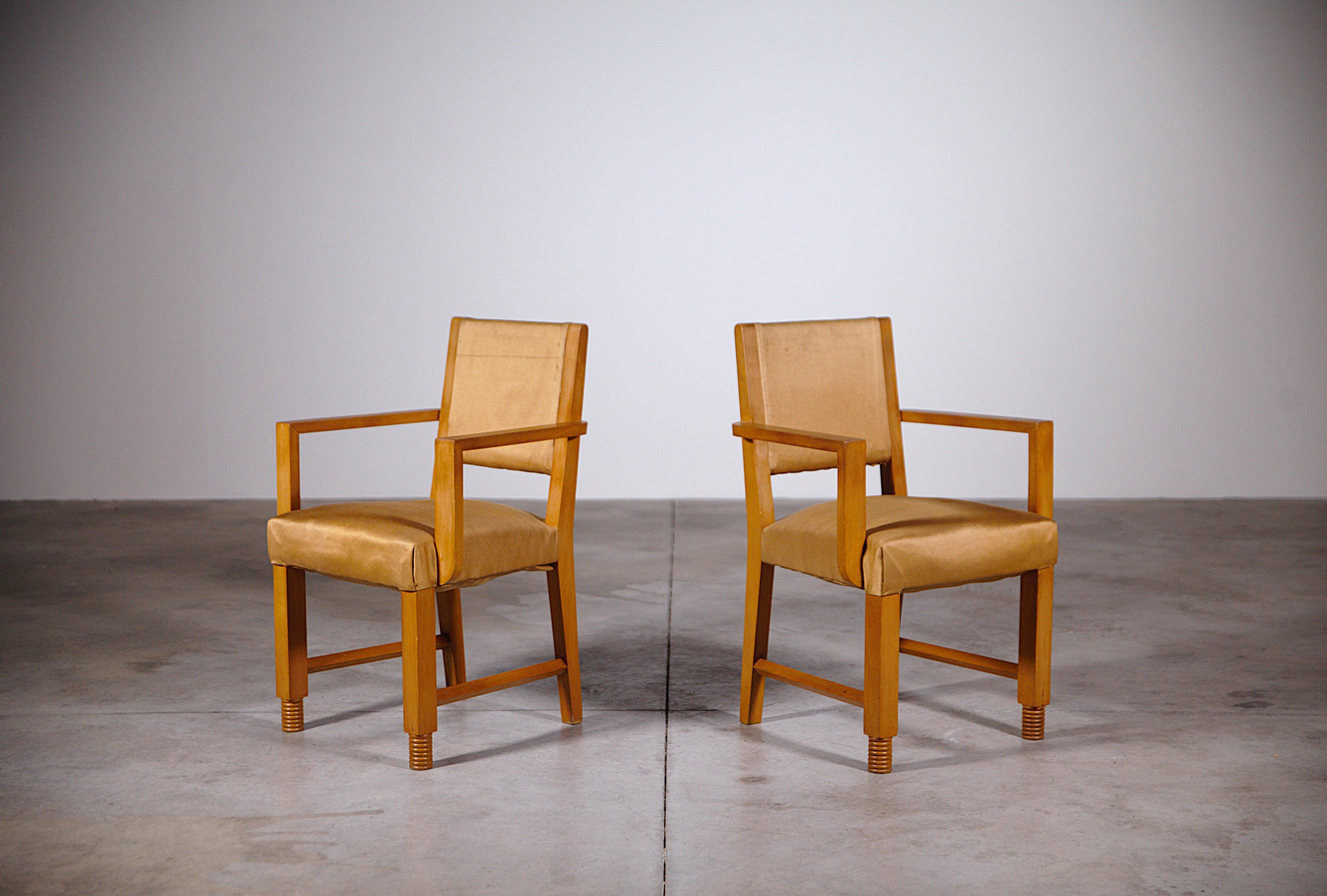 Coppia di poltrone moderniste di Henry Geneste Francia anni '50

Belle le linee di queste poltrone e il dettaglio della base.

Legno di Beeche e un vecchio tessuto dorato.

Buone condizioni.