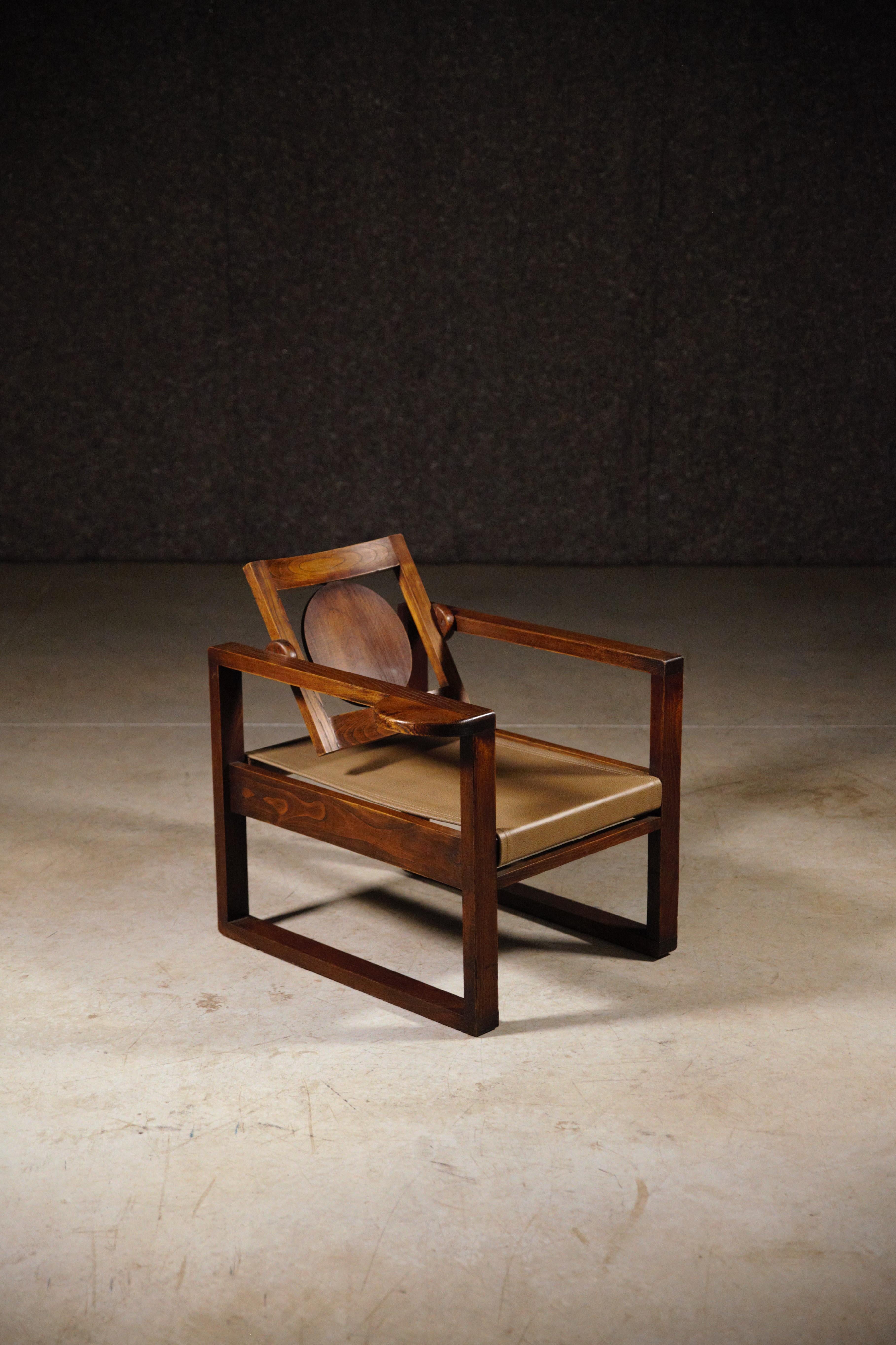 Rare paire de fauteuils modernistes de Victor Courtray.

Le cuir est neuf.

En parfait état.

1930 / 40s
