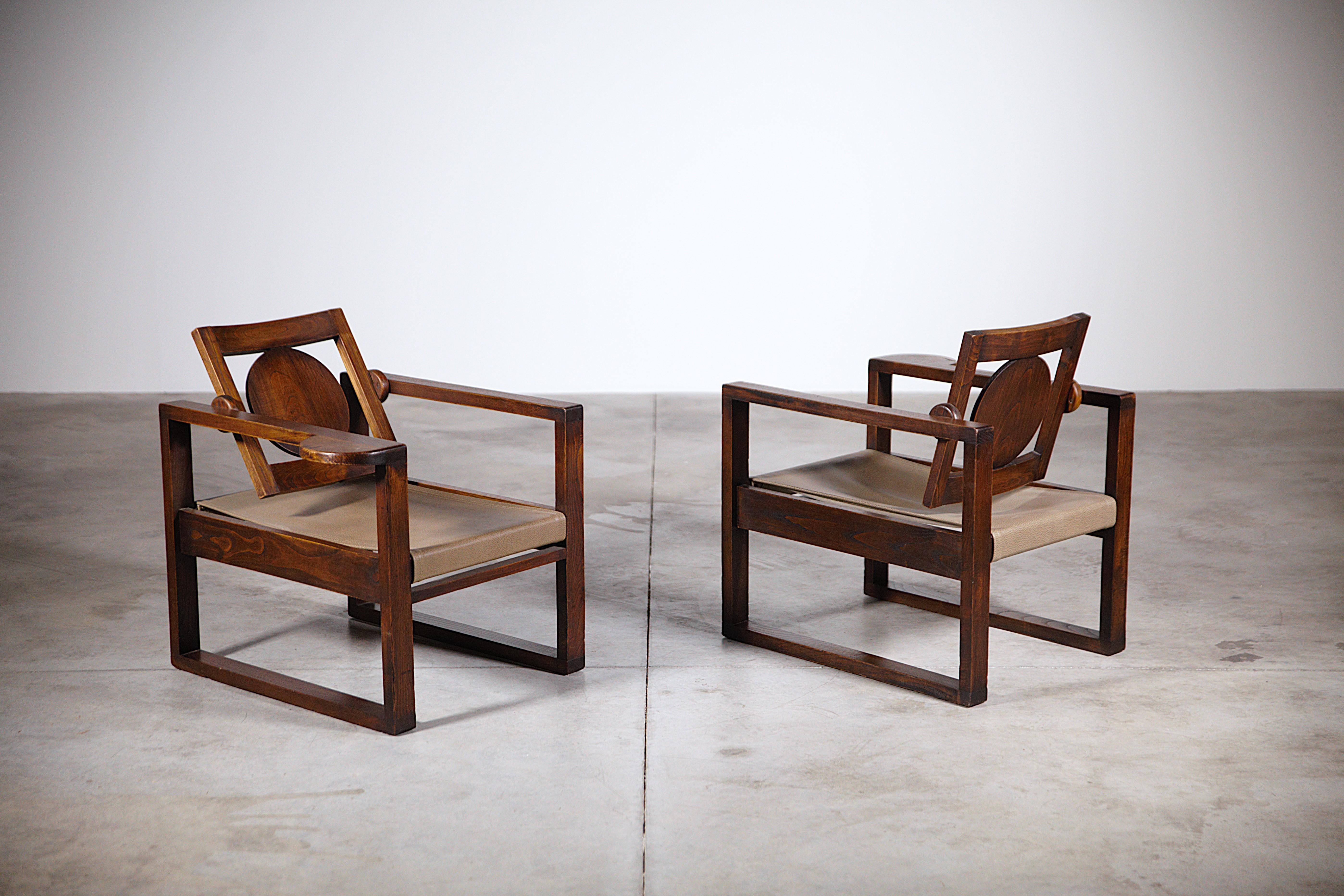 A rare pair of modernist armchairs by Victor Courtray.

Leather is new.

In excellent condition.

1930 / 40s