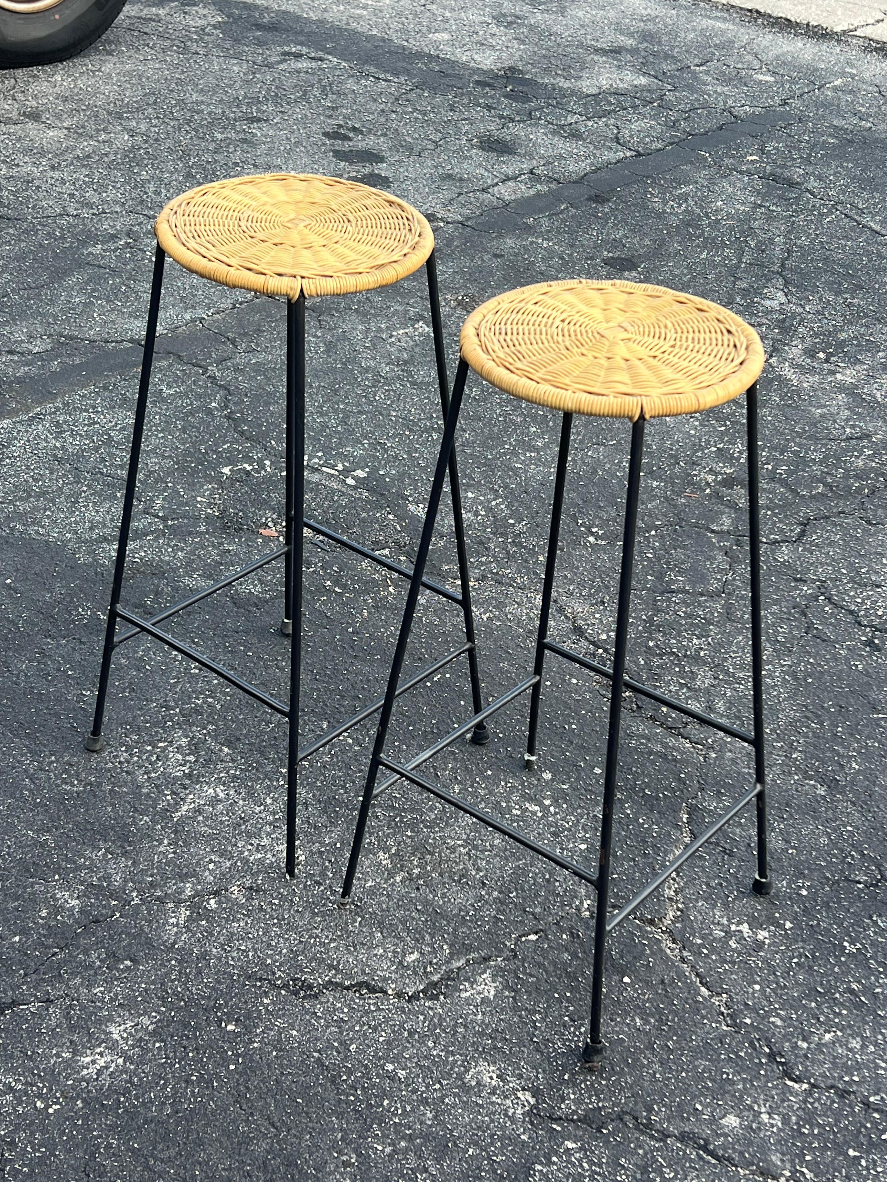 A pair of stylish mid-century bar stools, 30.75
