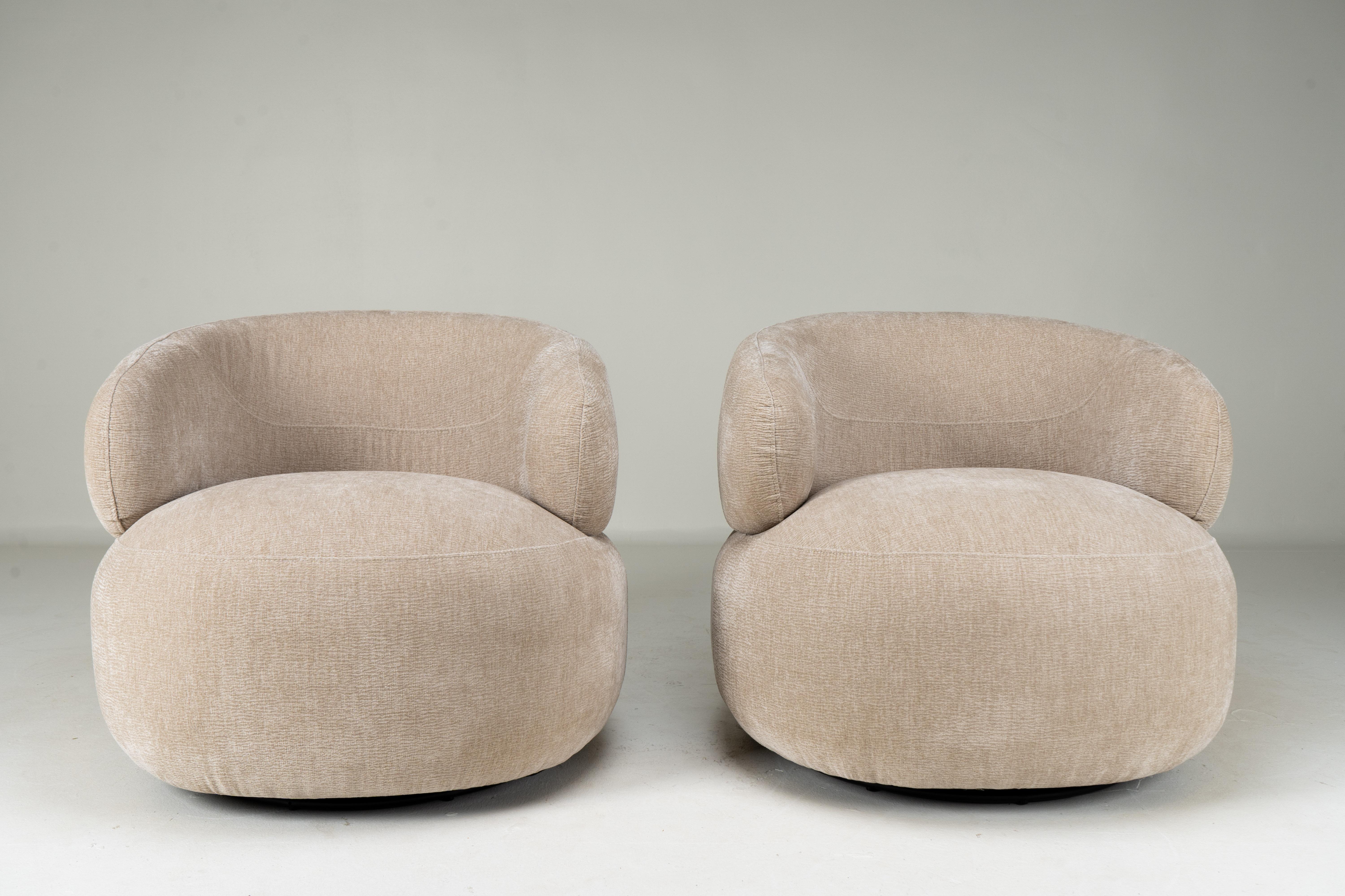 Estas sillas curvilíneas y esculturales son bienvenidas en cualquier salón contemporáneo. Cada una presenta un respaldo bajo que envuelve al usuario en un abrazo acogedor. El asiento de gran tamaño y cojín de felpa independiente flota sobre el