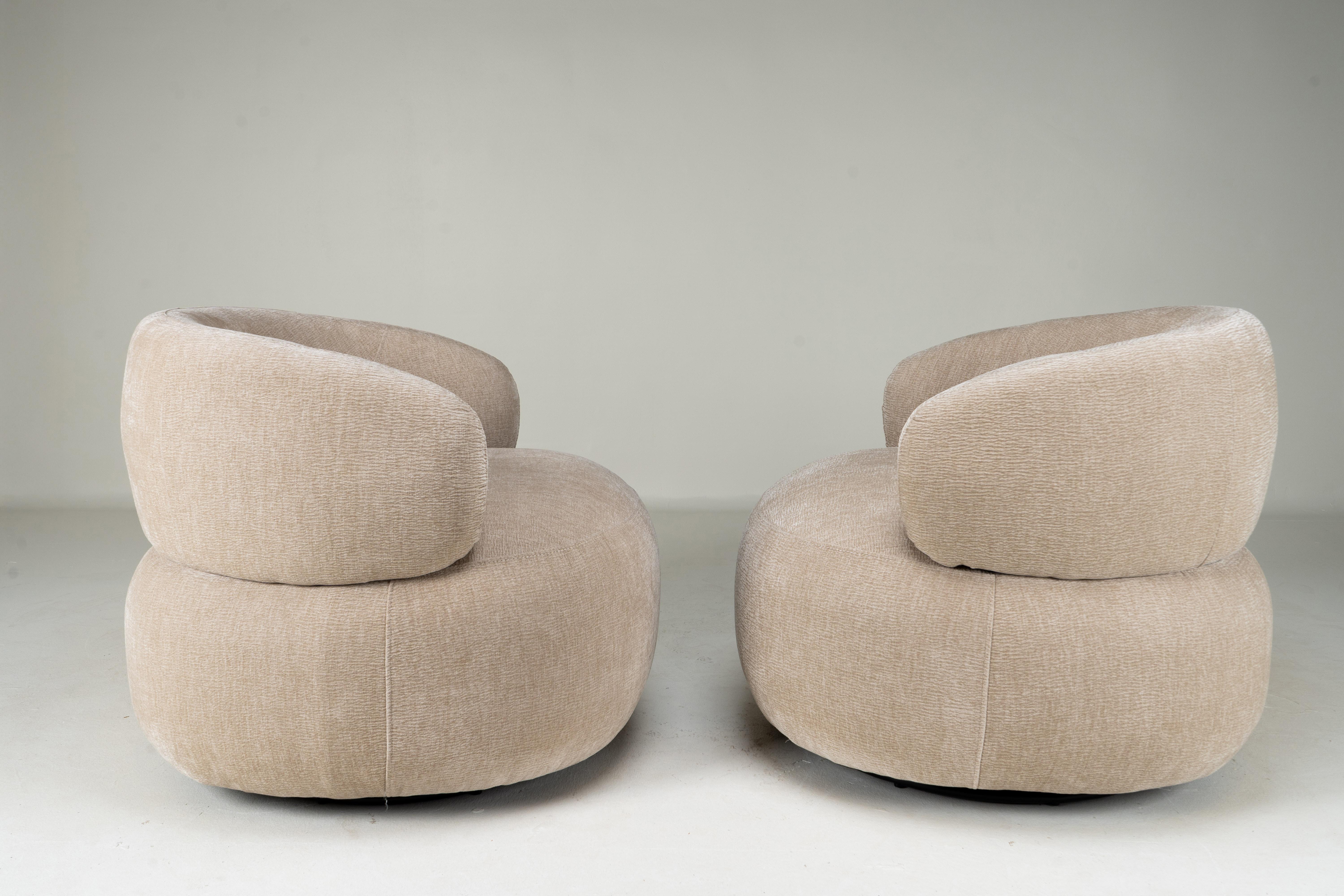 Pareja de sillas de salón modernistas con base giratoria Húngaro en venta