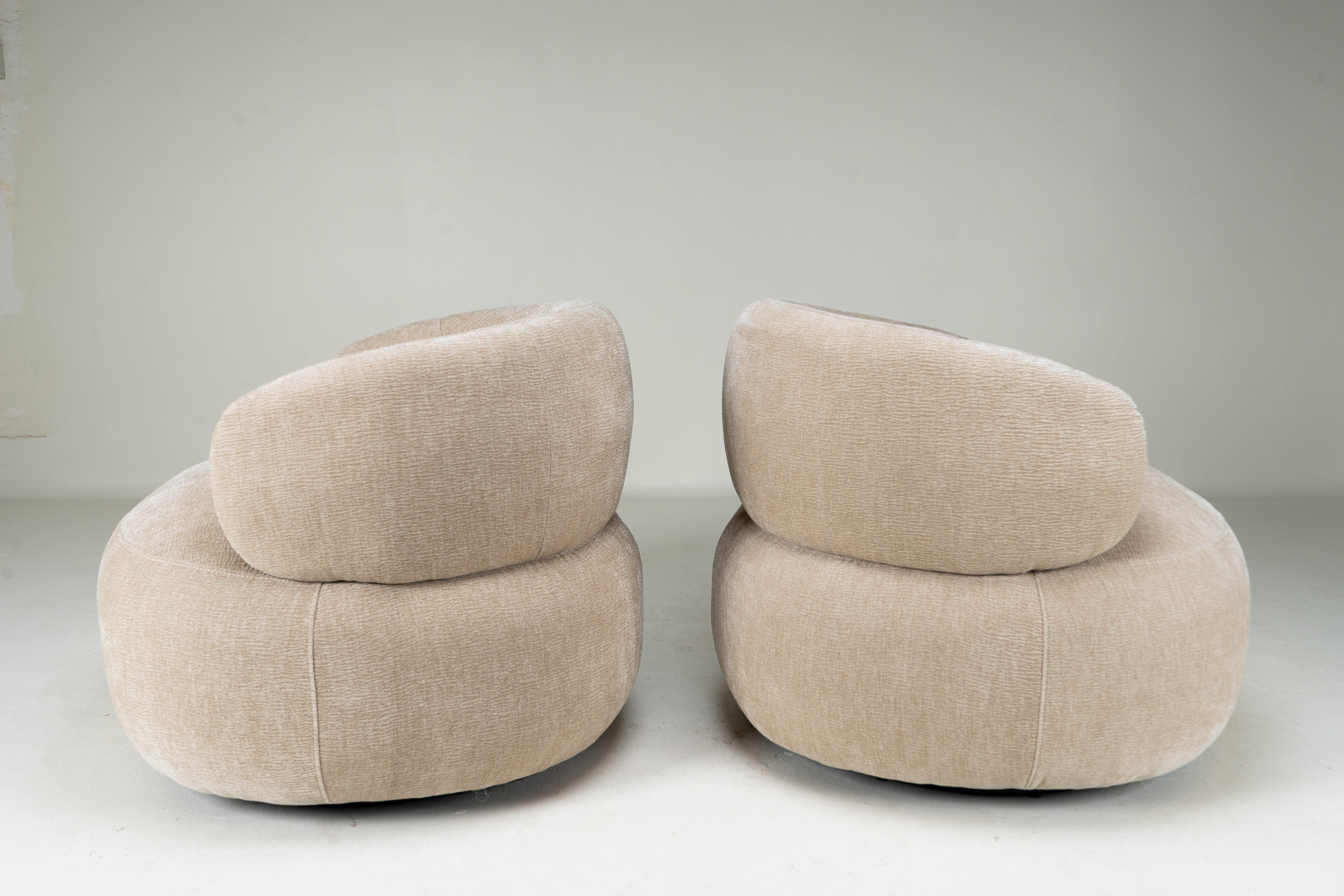 Pareja de sillas de salón modernistas con base giratoria en Bueno estado para la venta en Chicago, IL