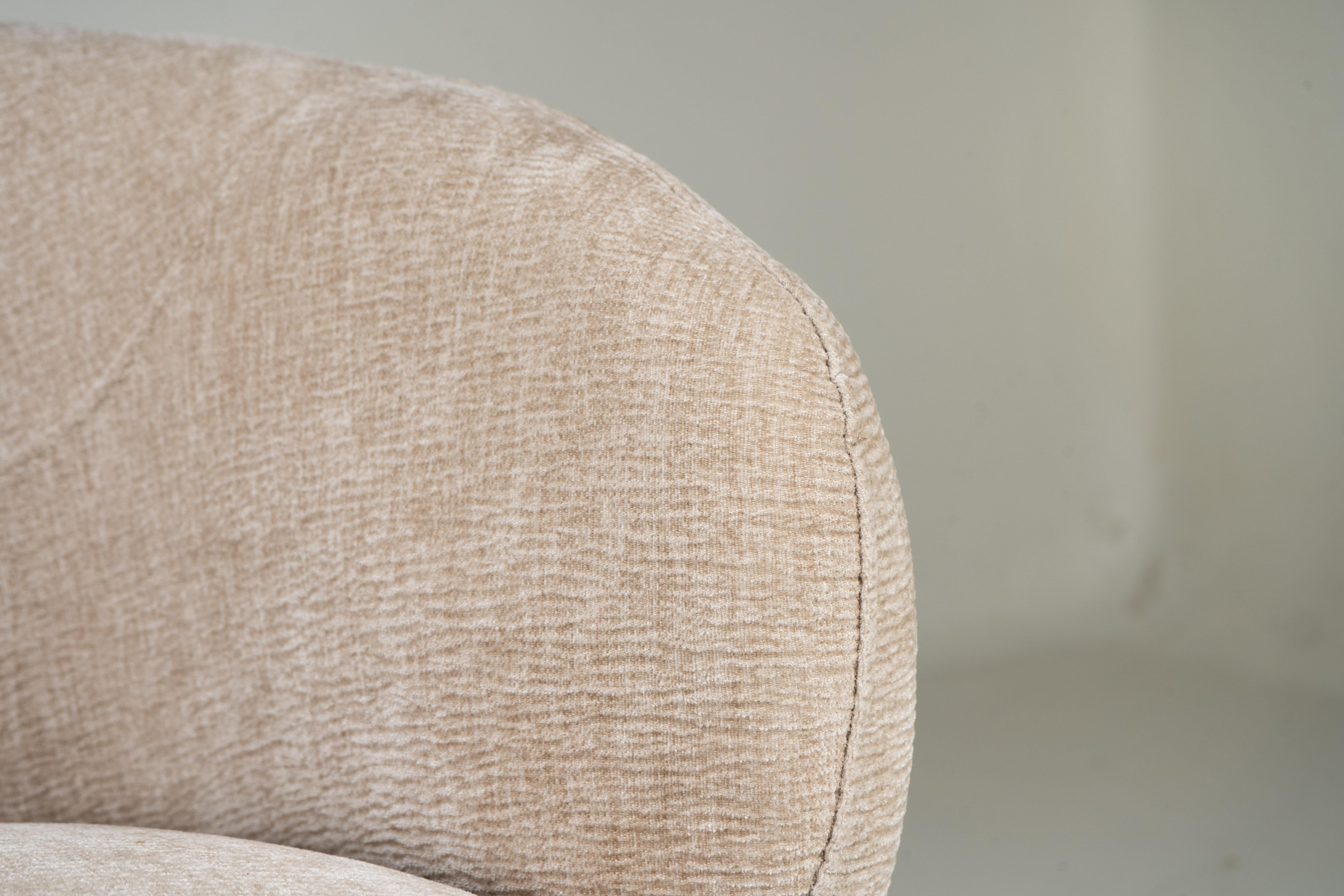 Pareja de sillas de salón modernistas con base giratoria Bouclé en venta