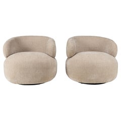 Ein Paar modernistische Loungesessel auf drehbaren Sockeln