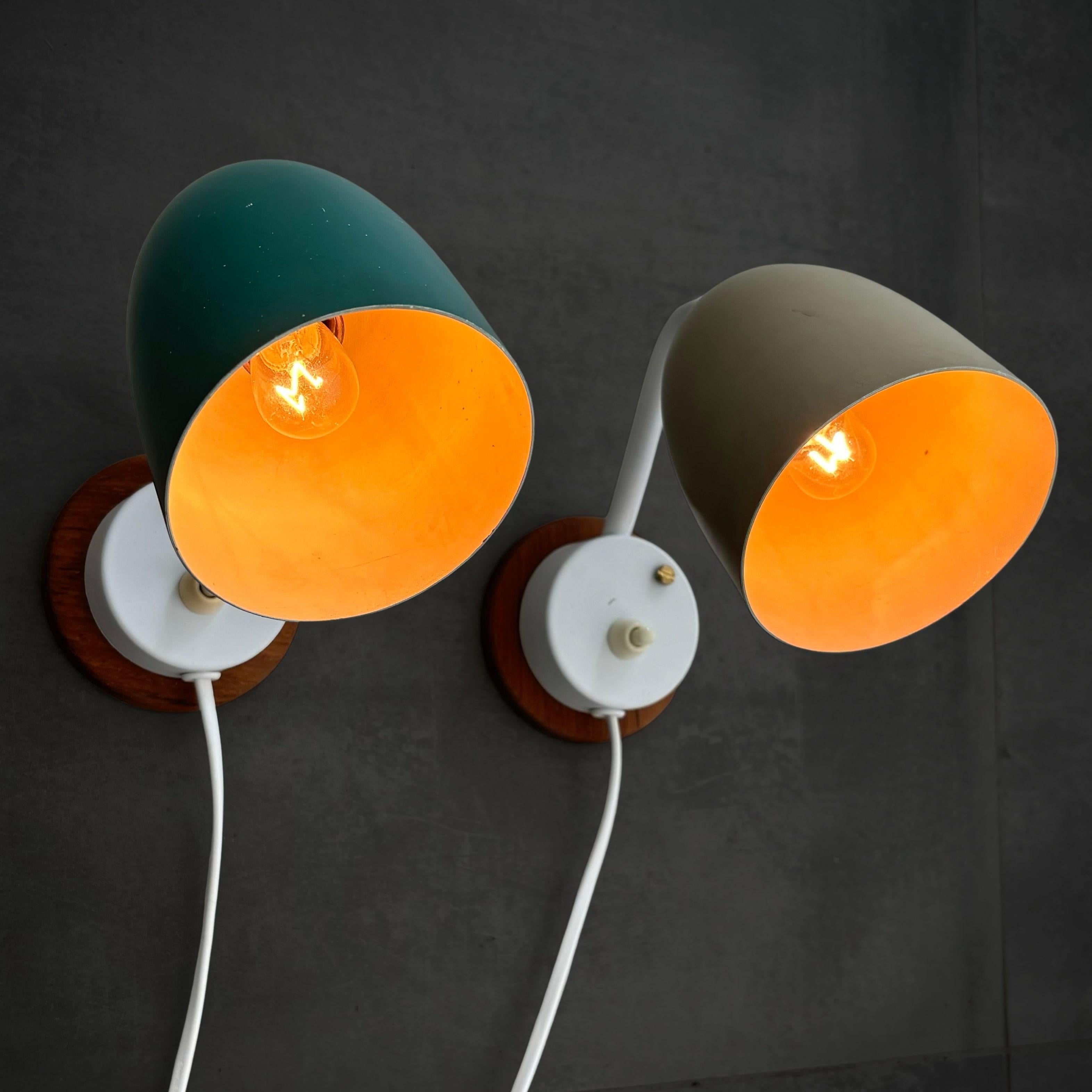 A pair of modernist Scandinavian wall lamps, steel and oak, Sweden, 1950s In Good Condition For Sale In Forserum, SE
