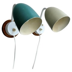 Ein Paar modernistische skandinavische Wandlampen, Stahl und Eiche, Schweden, 1950er Jahre
