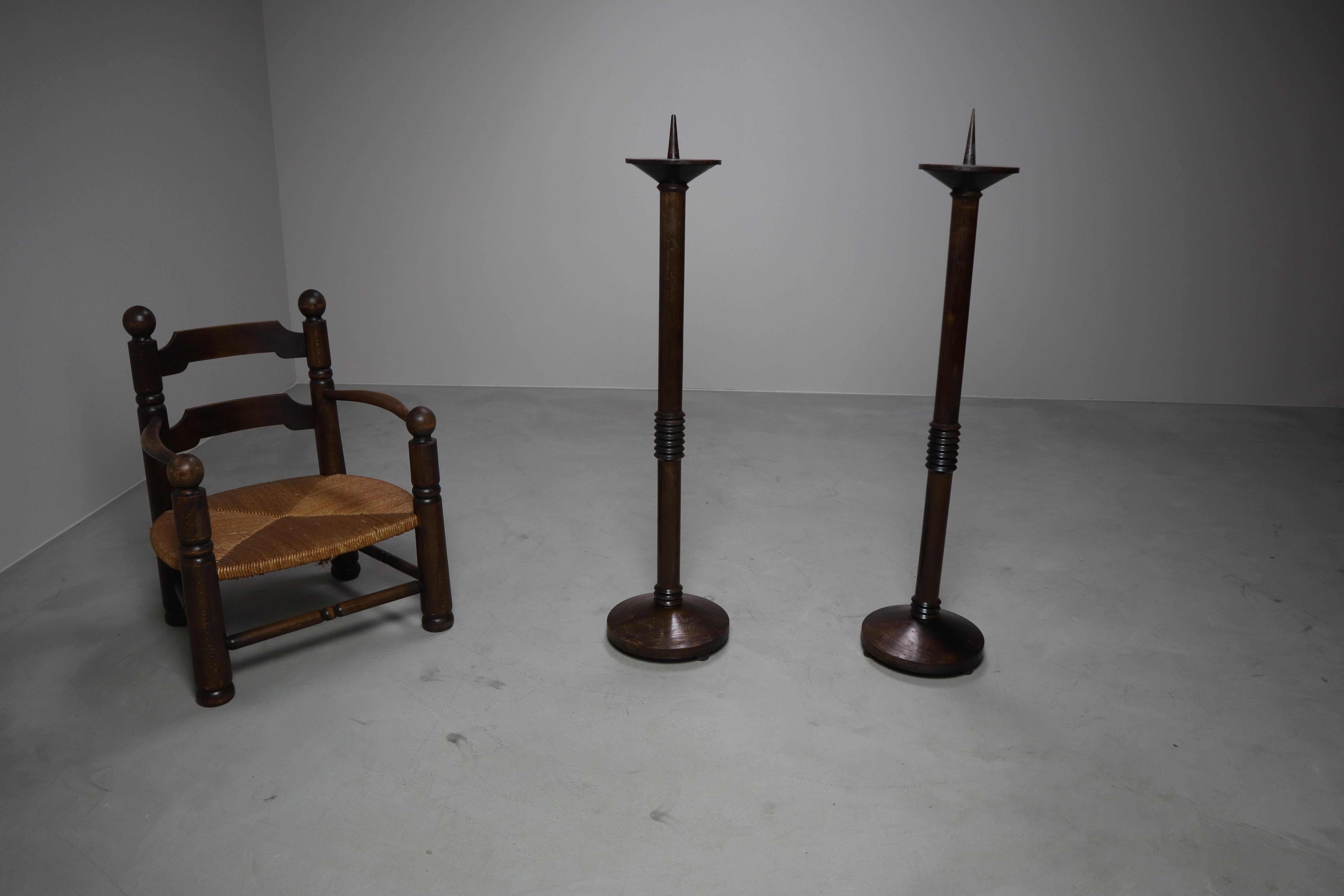 Coppia di portacandele modernisti in legno provenienti da una chiesa di ricostruzione modernista del periodo 1945-1960. Questi imponenti portacandele hanno un'altezza di 121 cm e sono realizzati in legno tinto scuro con un design elegante e