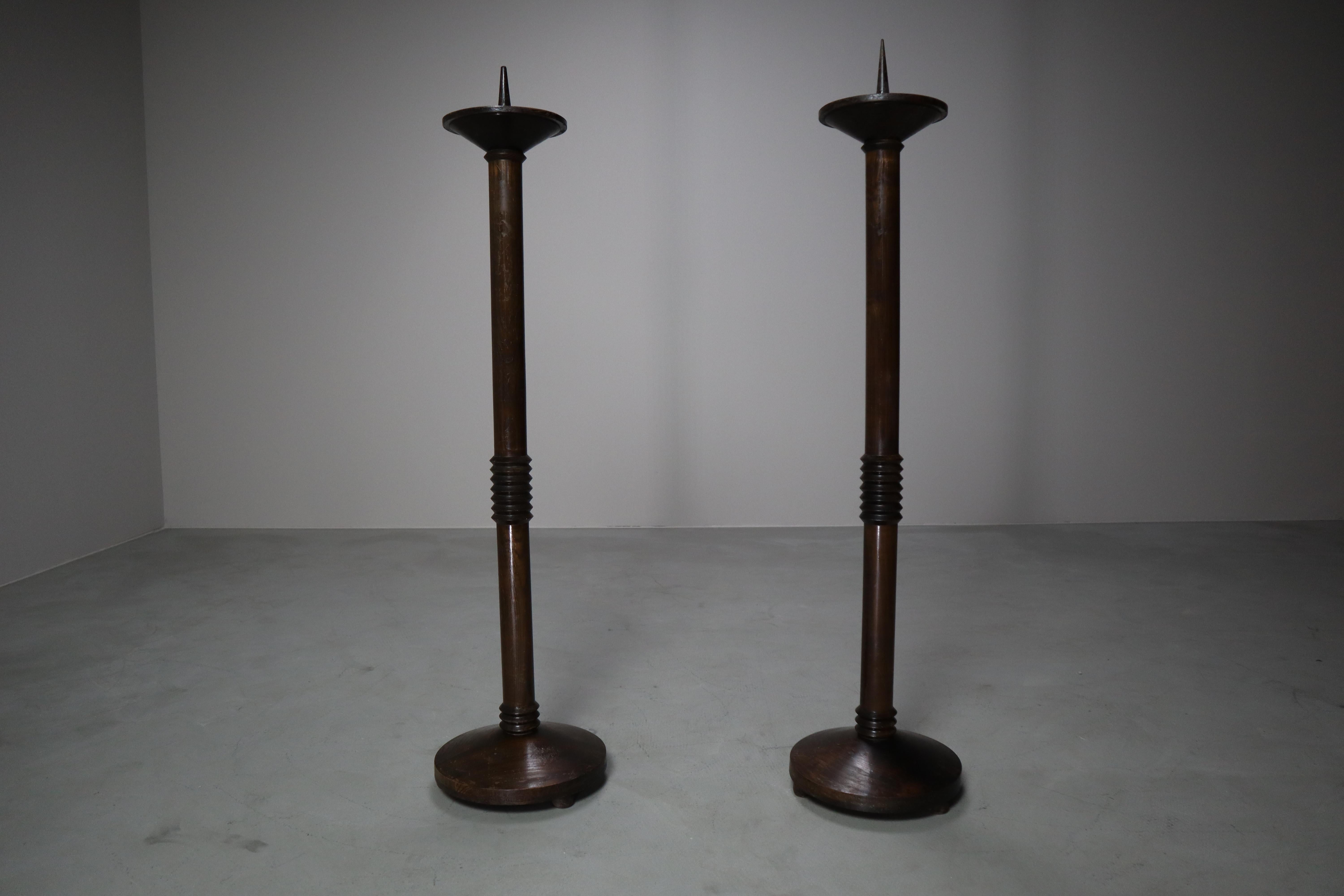 Moderno Coppia di portacandele modernisti in legno per chiese, 1945-1960 in vendita