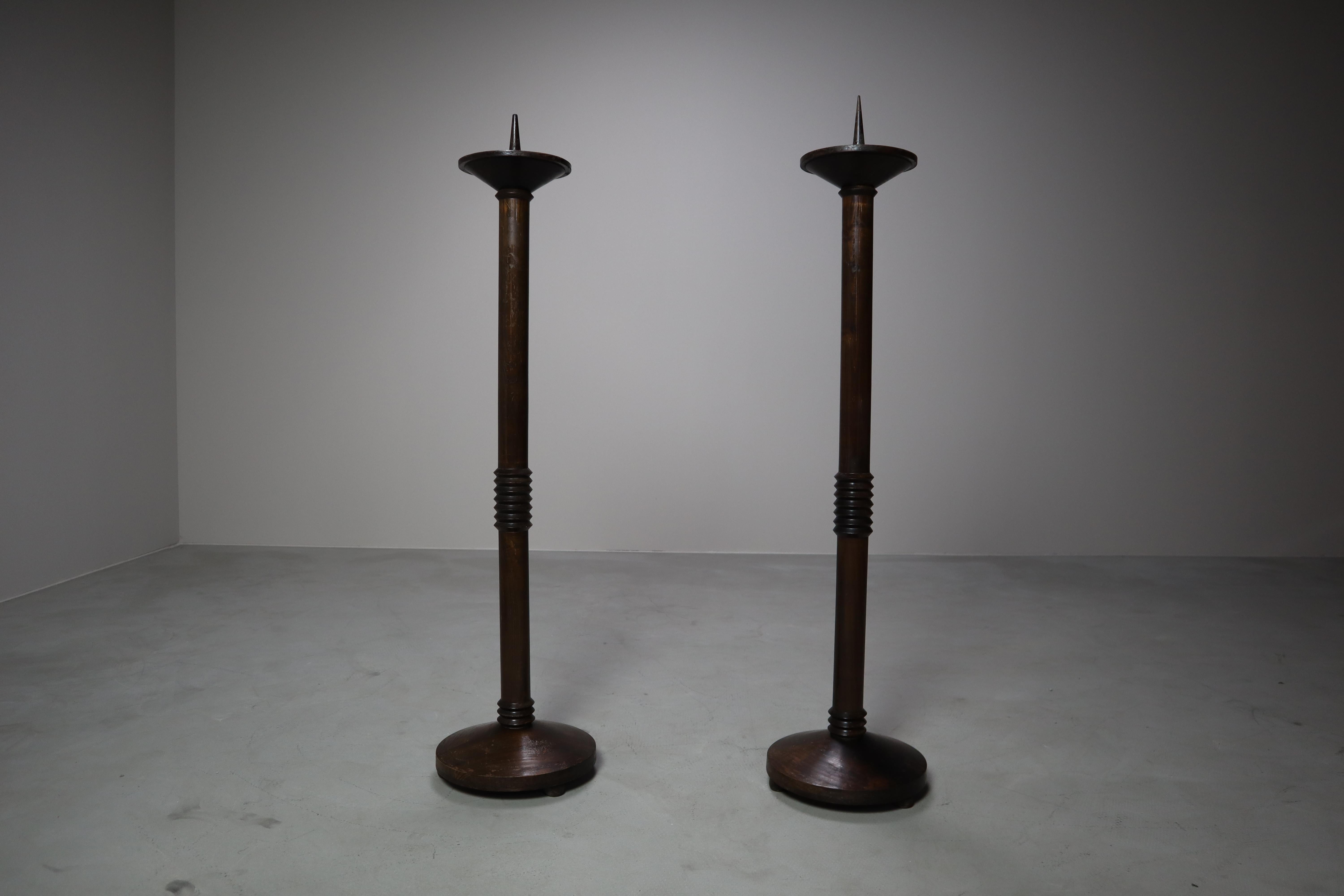 Belga Coppia di portacandele modernisti in legno per chiese, 1945-1960 in vendita