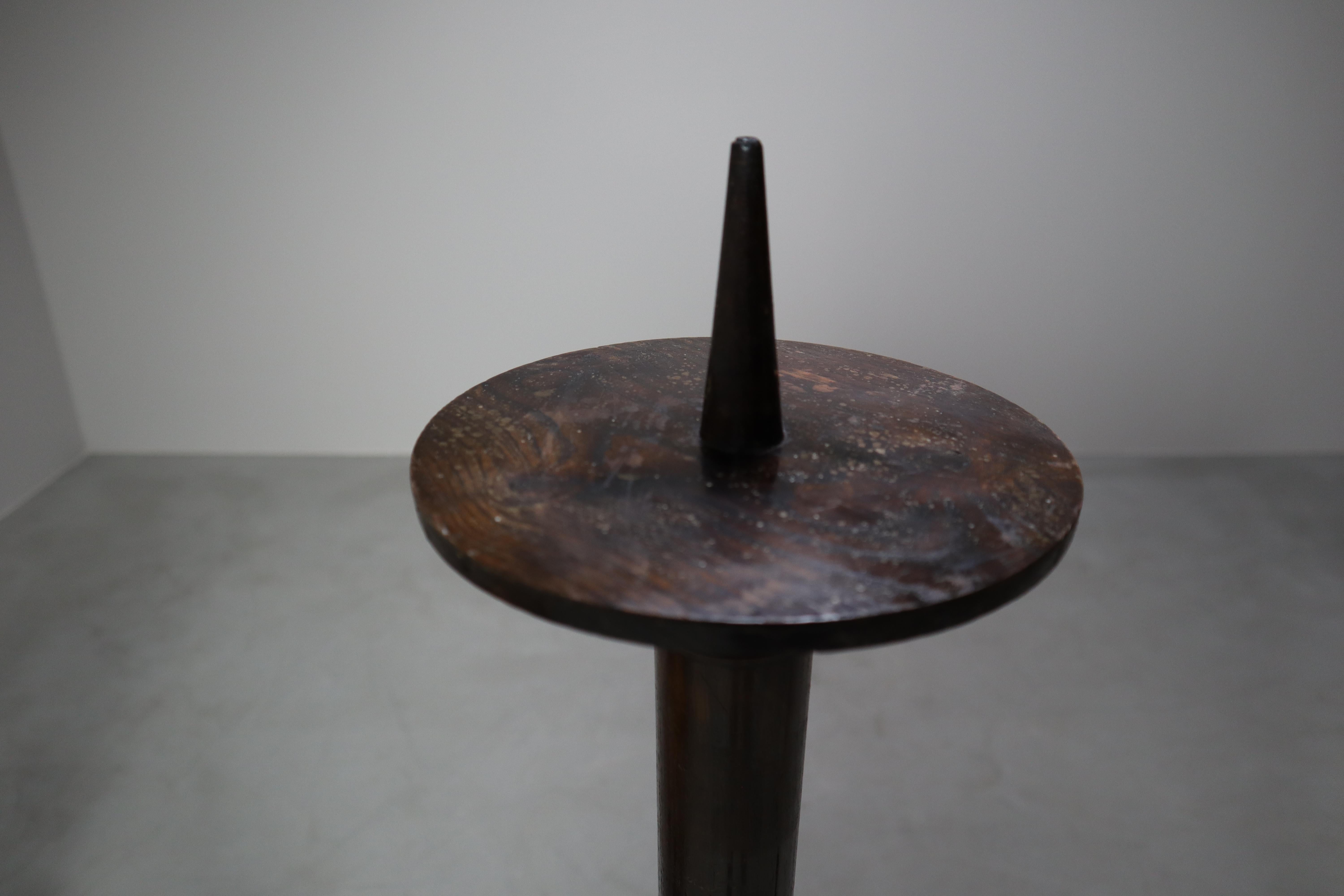Tornito Coppia di portacandele modernisti in legno per chiese, 1945-1960 in vendita