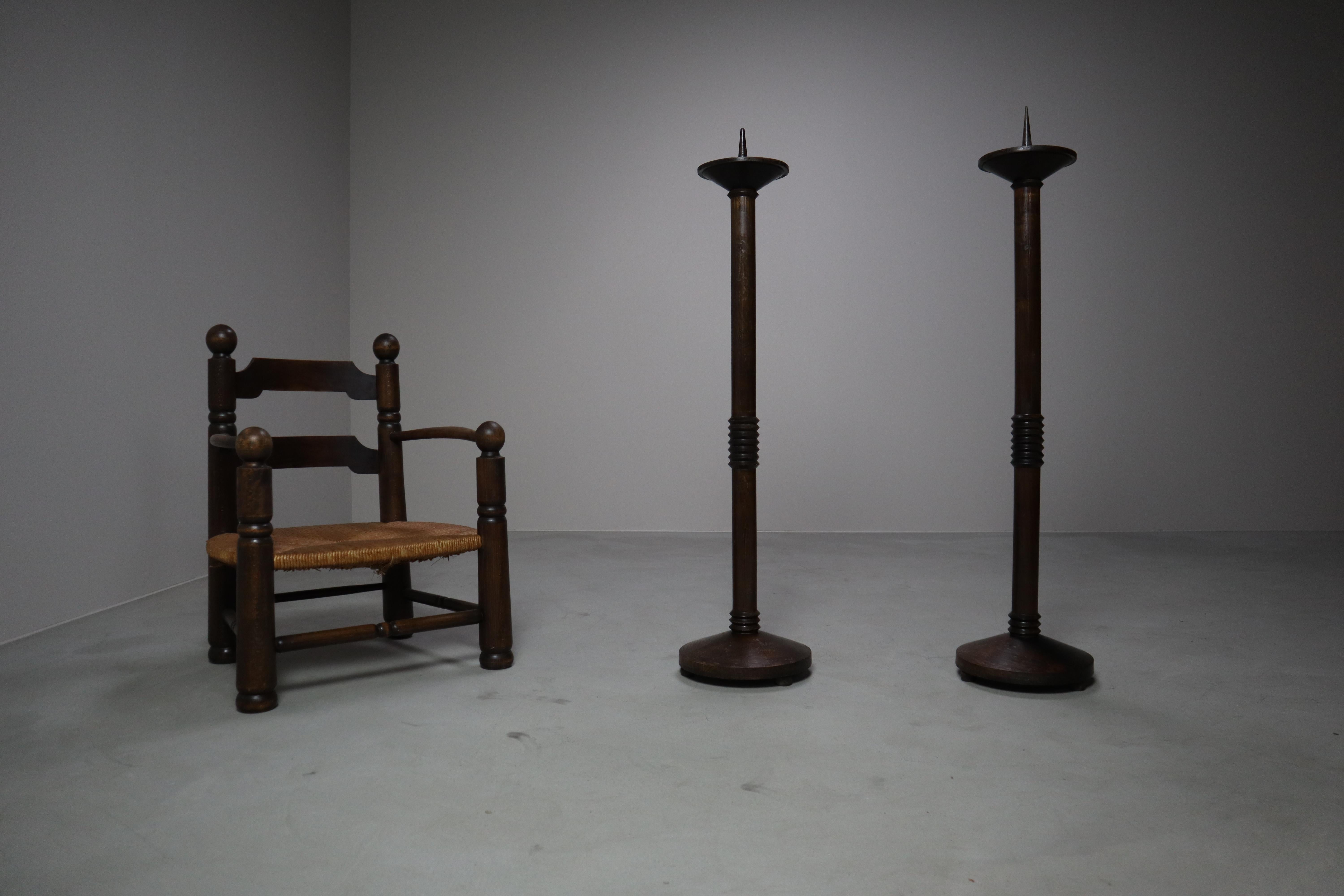 Coppia di portacandele modernisti in legno per chiese, 1945-1960 In condizioni buone in vendita a Langemark-Poelkapelle, BE