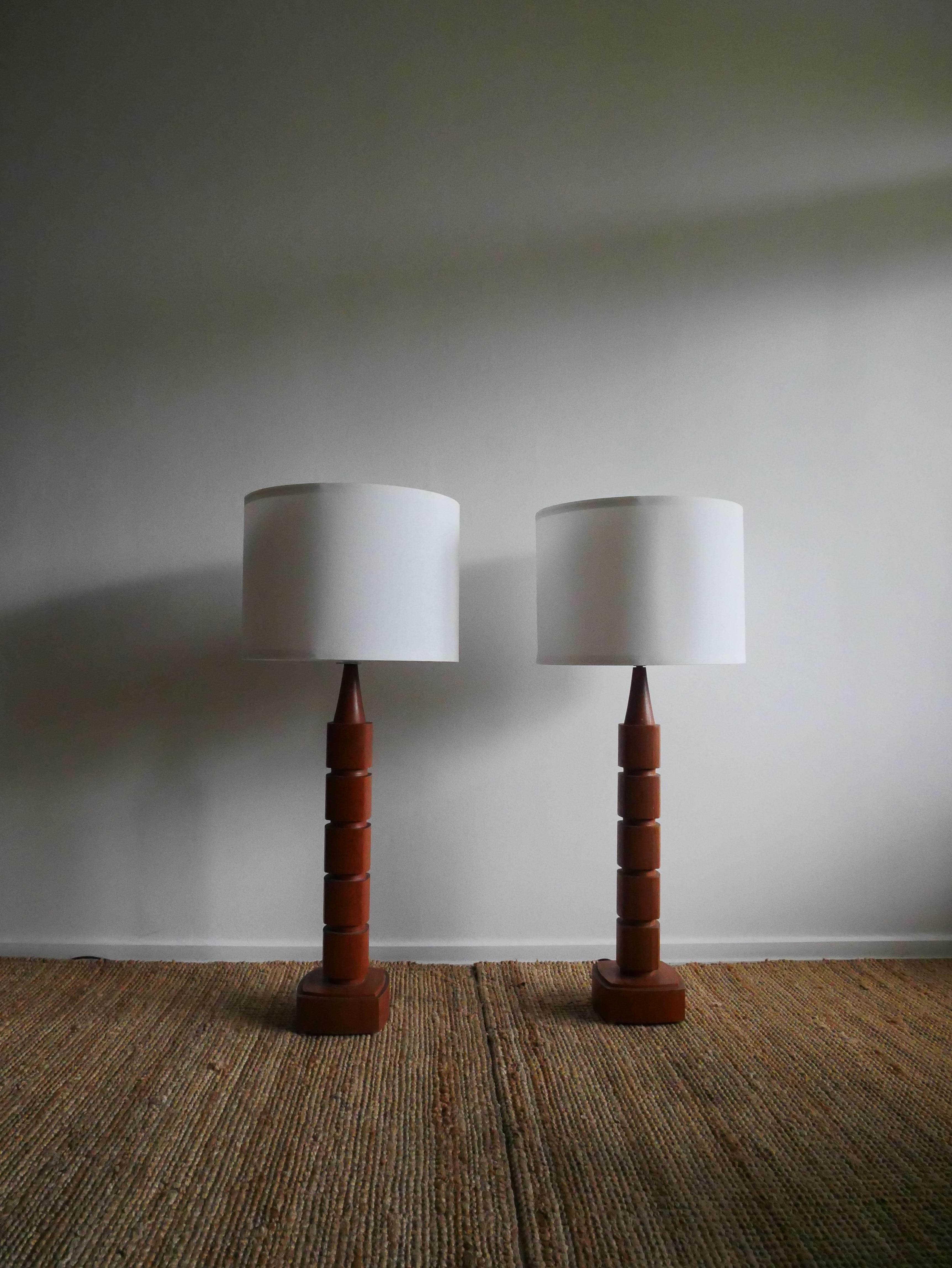 A Pair of Möllers Armatur Eskilstuna Floor Lamps.

Big brutalistic side table/ floor lamps, made in the 1970.

The red-brown tones of the teak wood makes a soft glow.

Height: 78 cm without lamp shade.