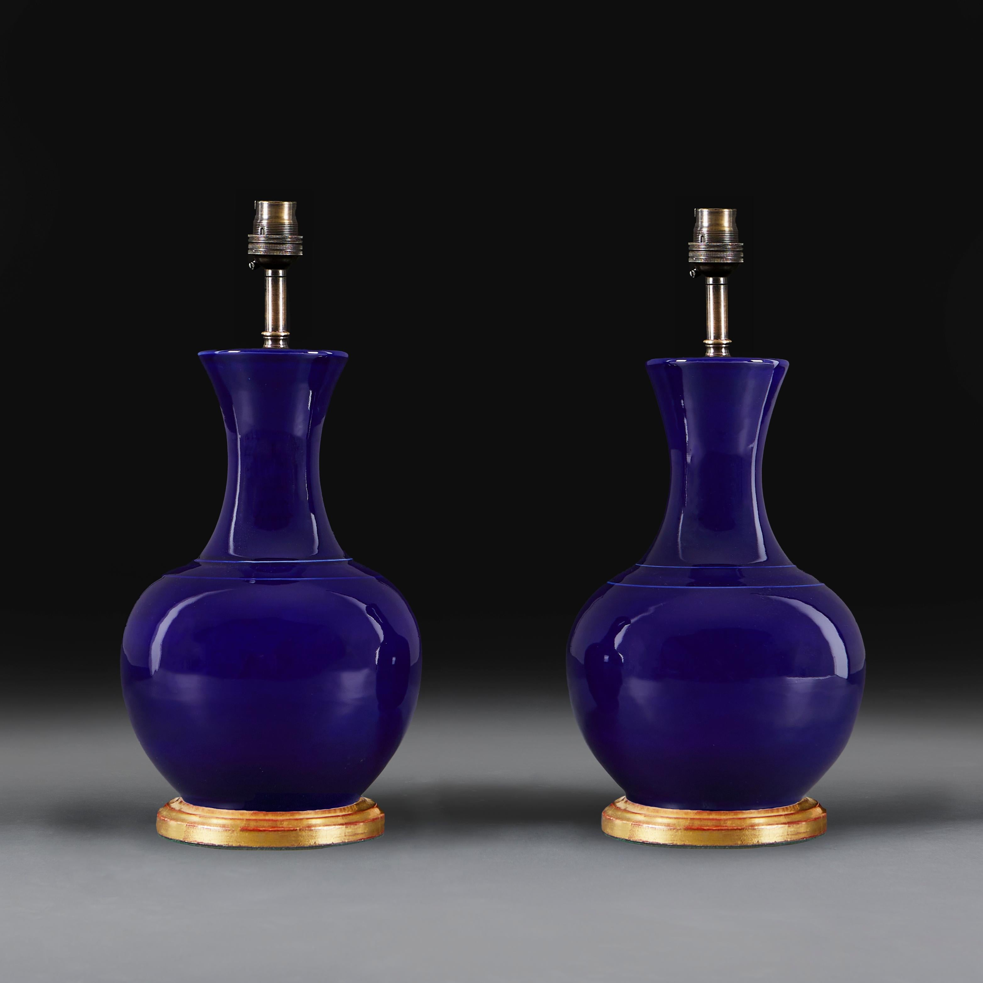 Chinois Paire de vases bleus monochromes servant de lampes de table avec bases en bois doré en vente