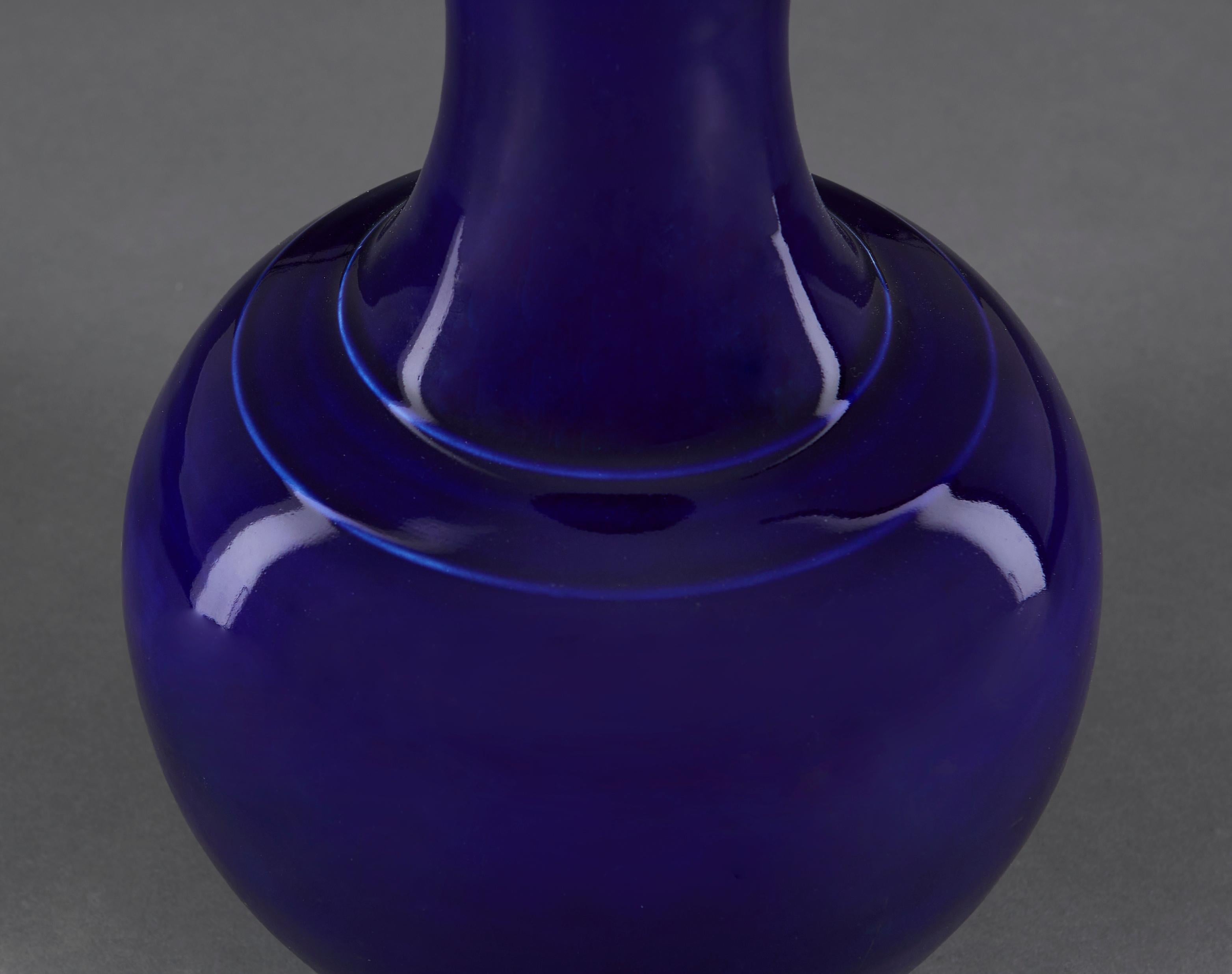 Paire de vases bleus monochromes servant de lampes de table avec bases en bois doré Bon état - En vente à London, GB