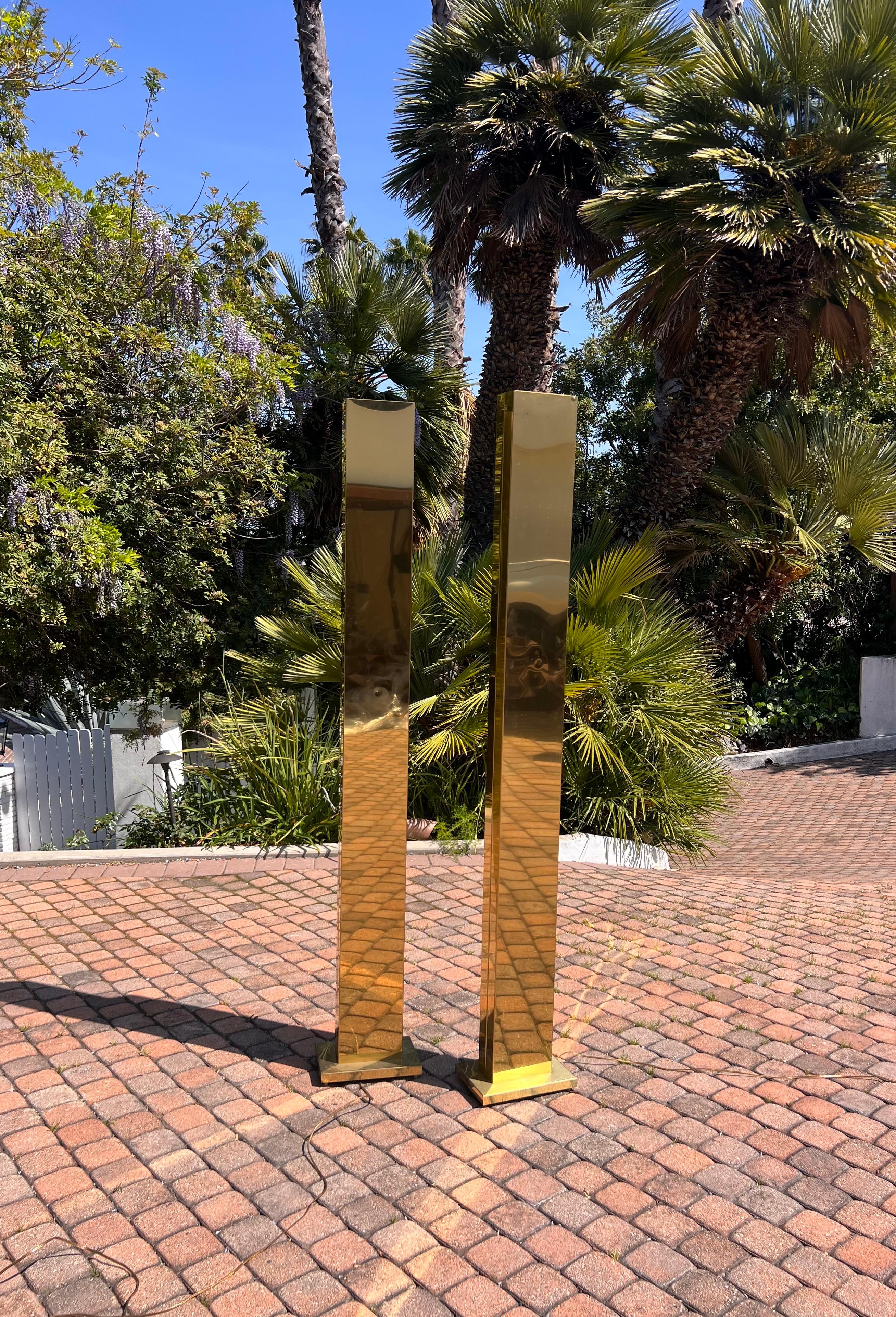 Paire de lampadaires torchères Monolith en laiton de Casella, vers 1980 en vente 6