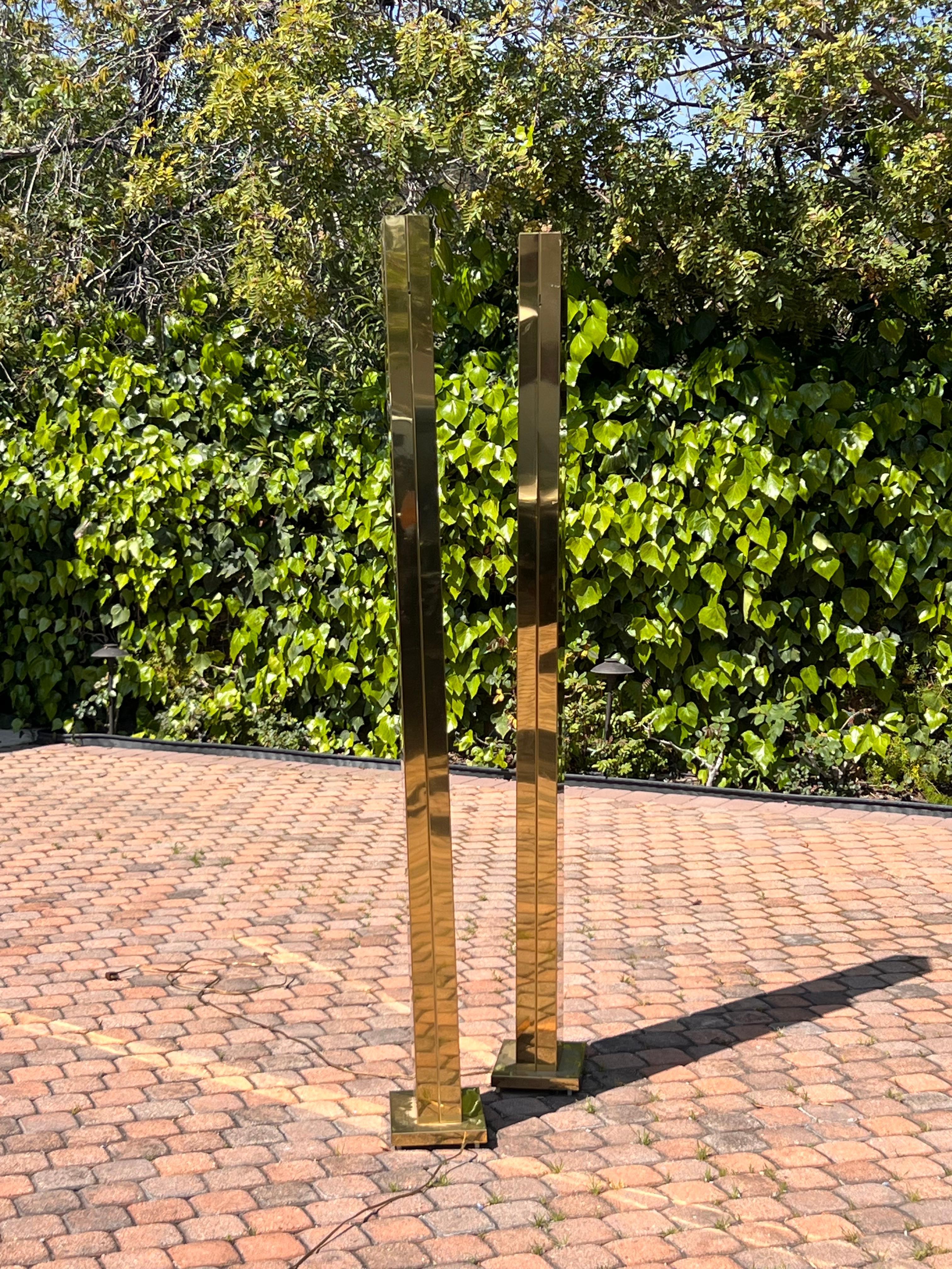 Paire de lampadaires torchères Monolith en laiton de Casella, vers 1980 en vente 7