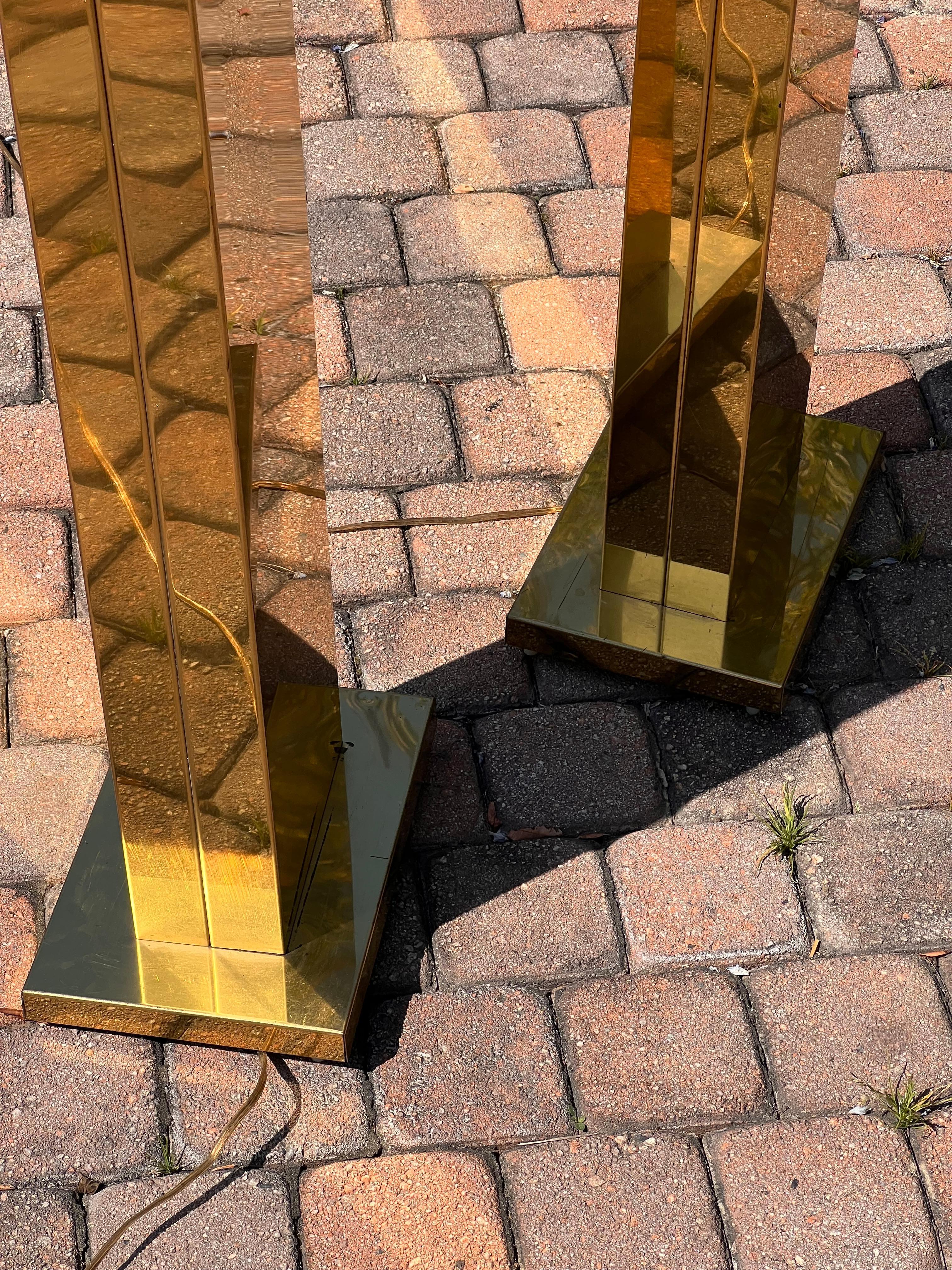 Paire de lampadaires torchères Monolith en laiton de Casella, vers 1980 en vente 8