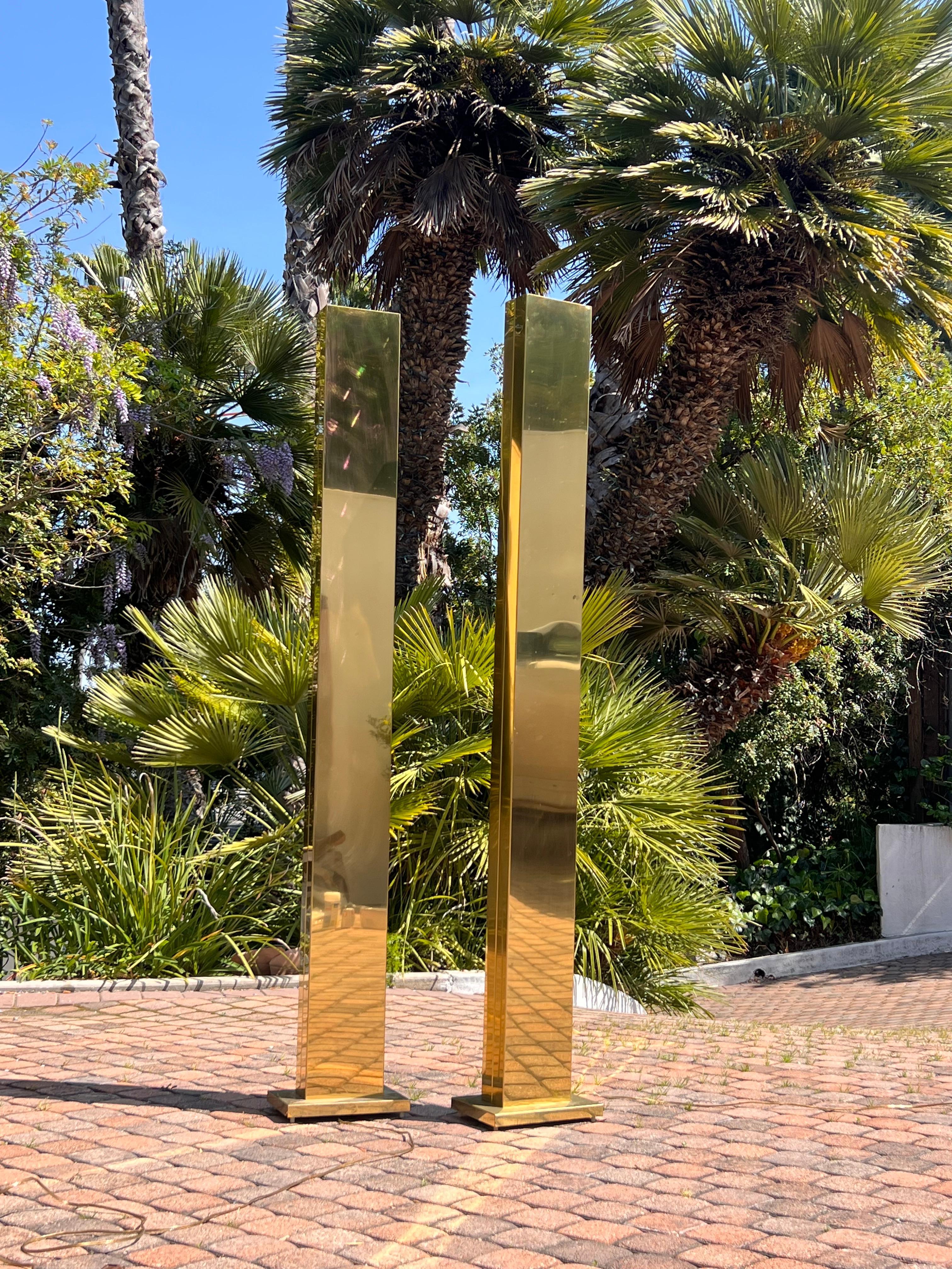 Paire de lampadaires torchères Monolith en laiton de Casella, vers 1980 en vente 9