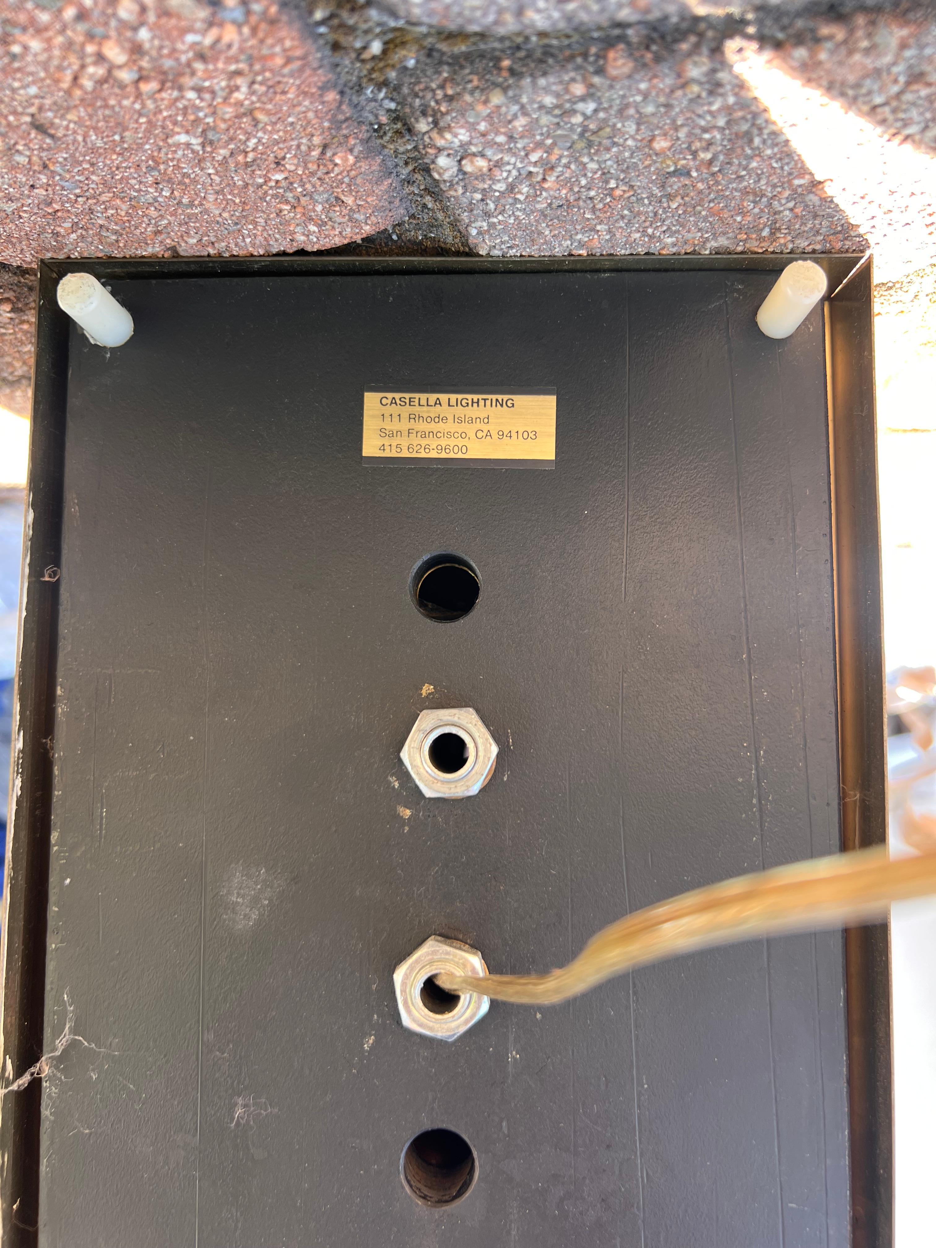 Paire de lampadaires torchères Monolith en laiton de Casella, vers 1980 en vente 11