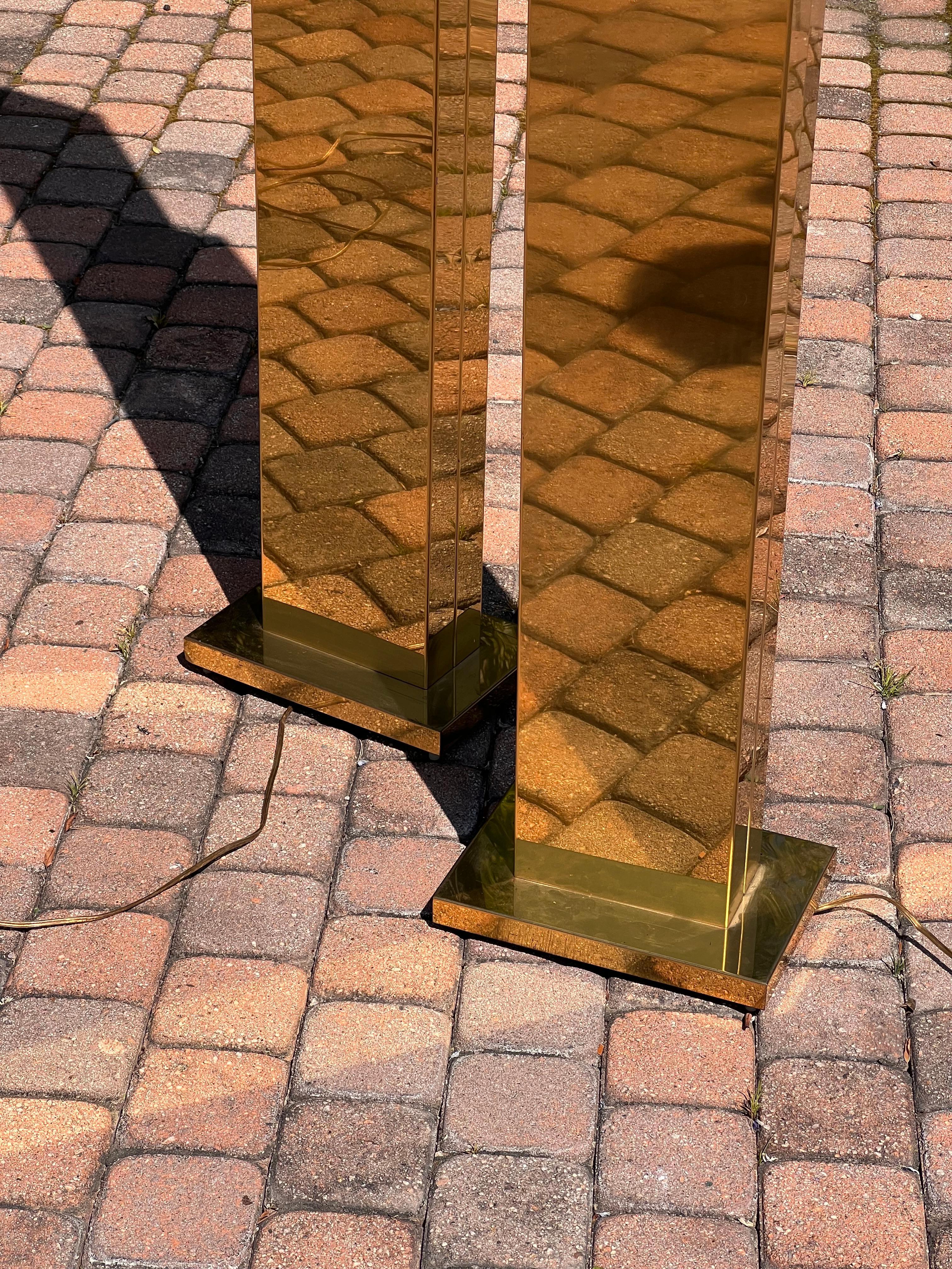 Paire de lampadaires torchères Monolith en laiton de Casella, vers 1980 Bon état - En vente à View Park, CA
