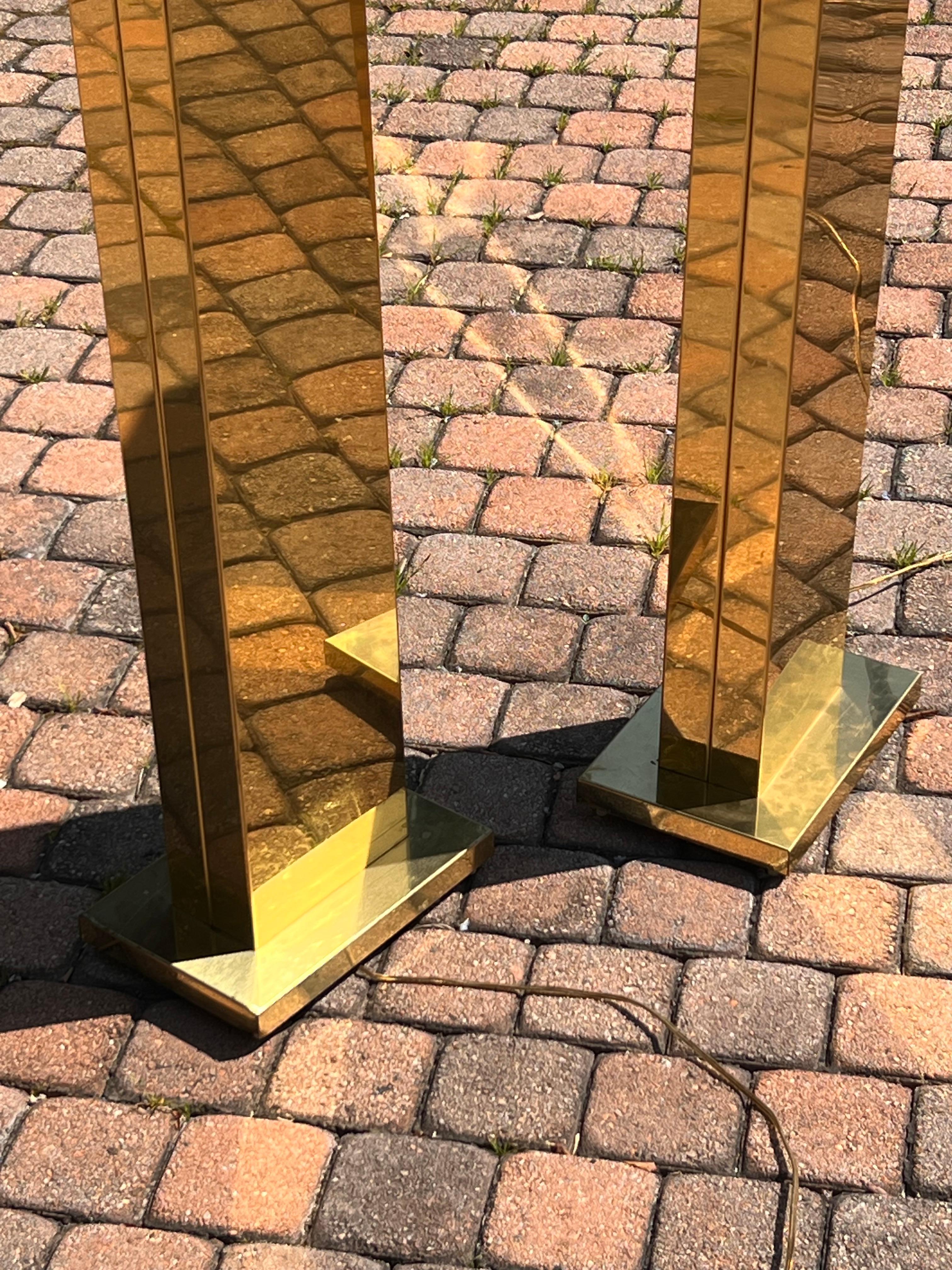 Fin du 20e siècle Paire de lampadaires torchères Monolith en laiton de Casella, vers 1980 en vente