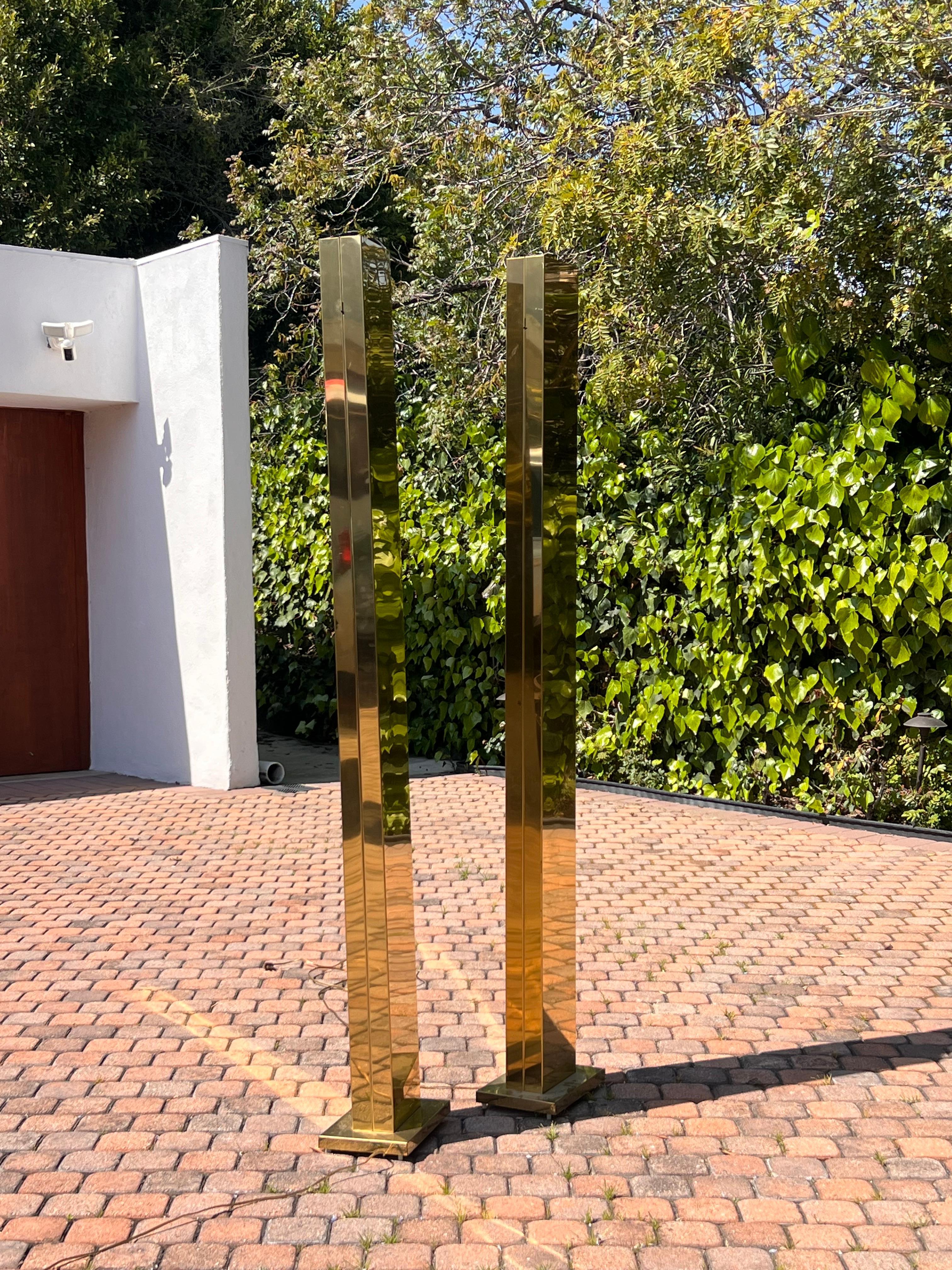 Laiton Paire de lampadaires torchères Monolith en laiton de Casella, vers 1980 en vente