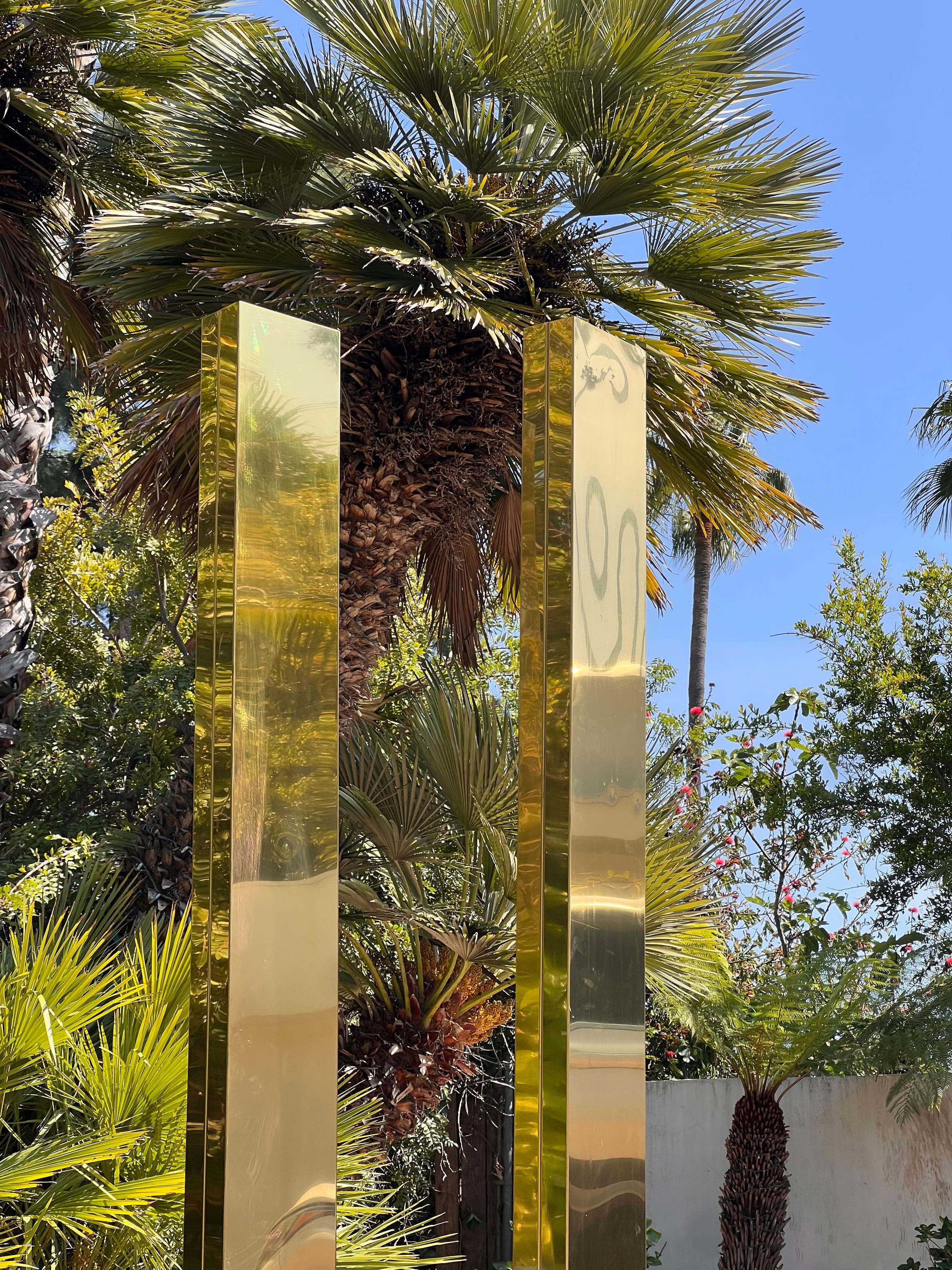 Paire de lampadaires torchères Monolith en laiton de Casella, vers 1980 en vente 1