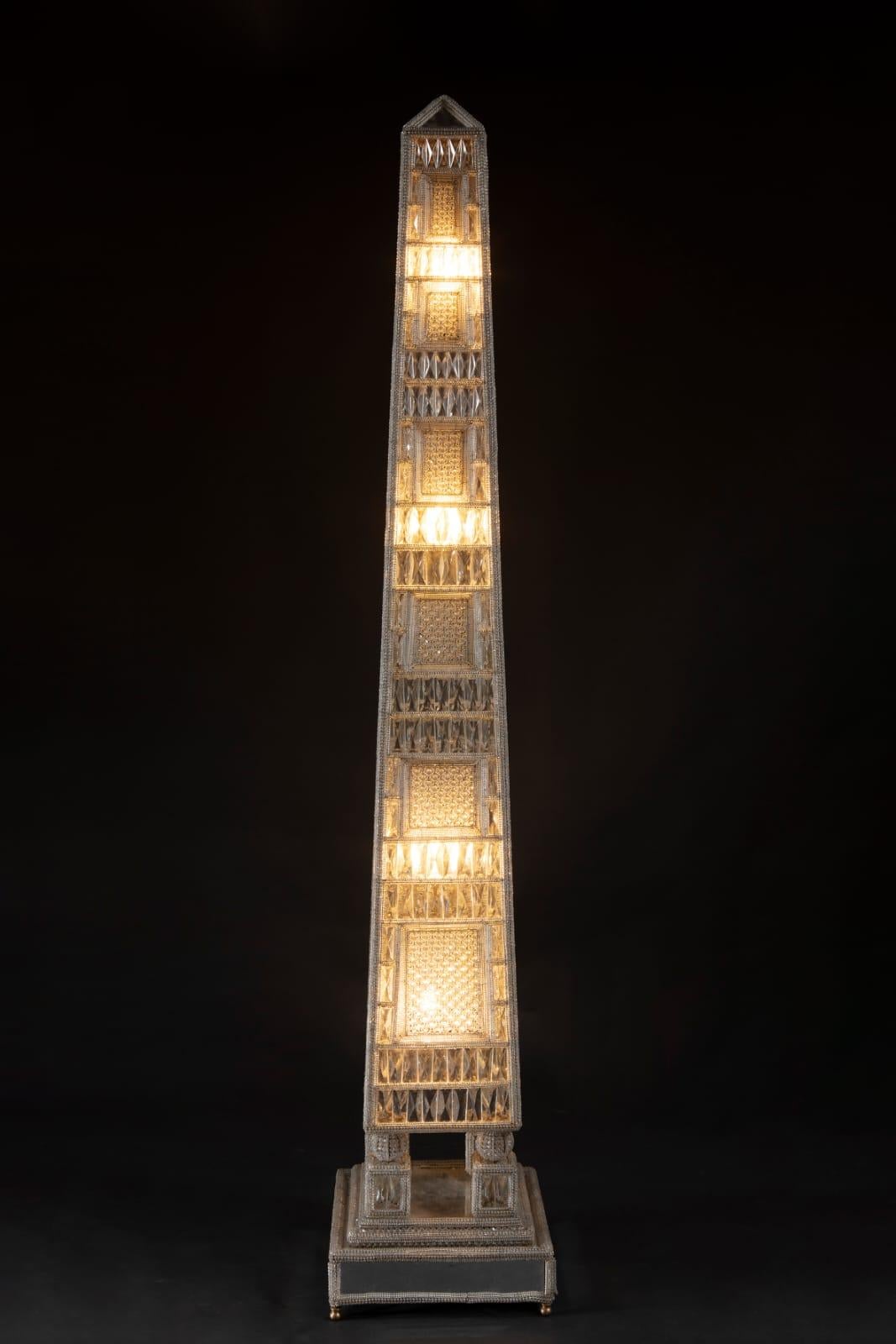italien Paire de lampadaires monumentals et élégants en forme d'obélisque en vente