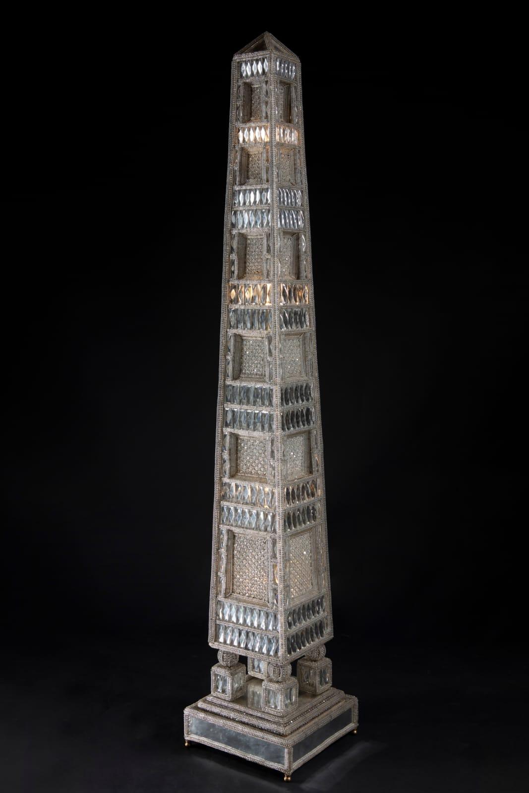 Verre taillé Paire de lampadaires monumentals et élégants en forme d'obélisque en vente