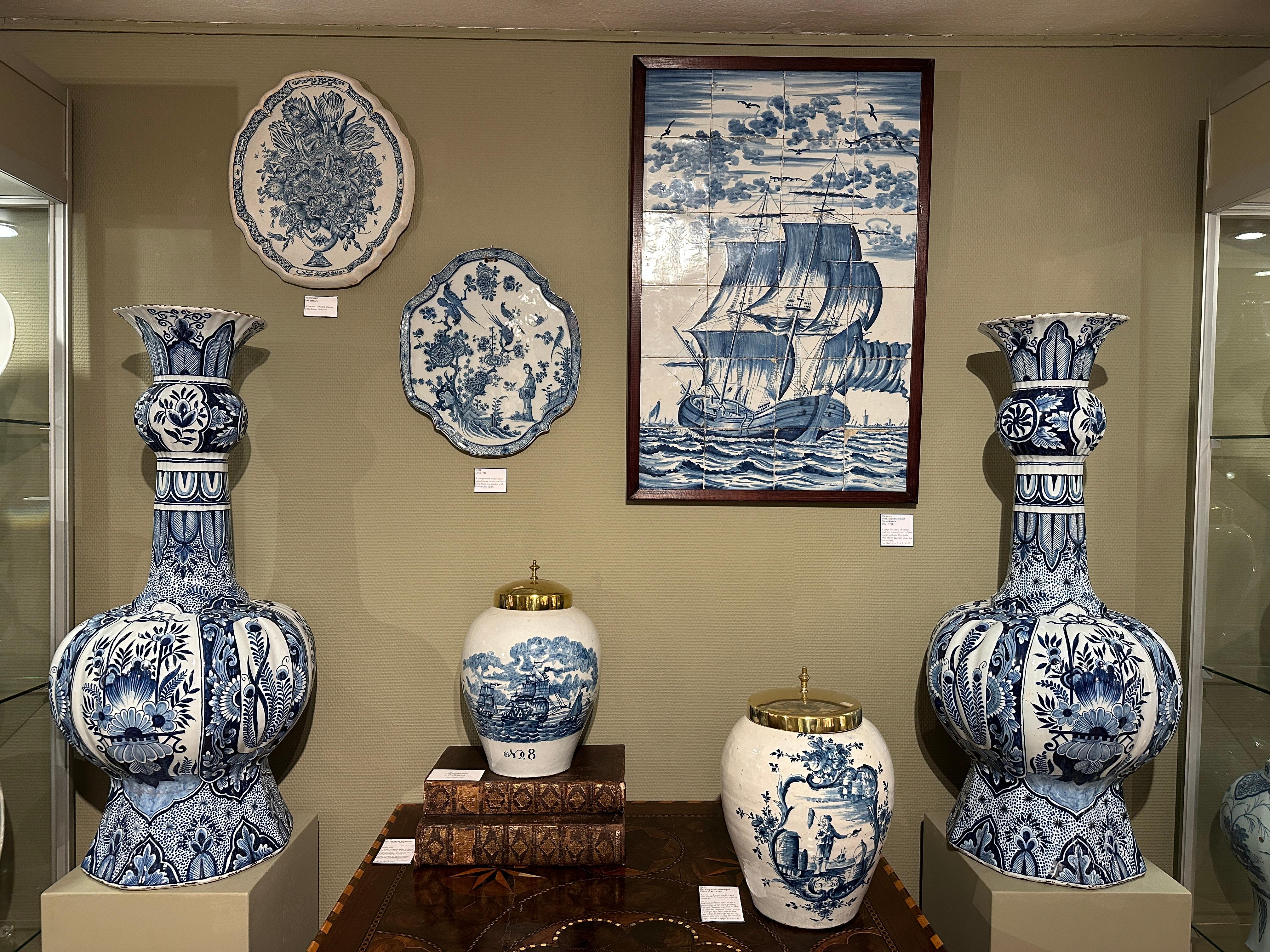 A pair of monumental blue and white Delftware vases from the 19th century For Sale 2