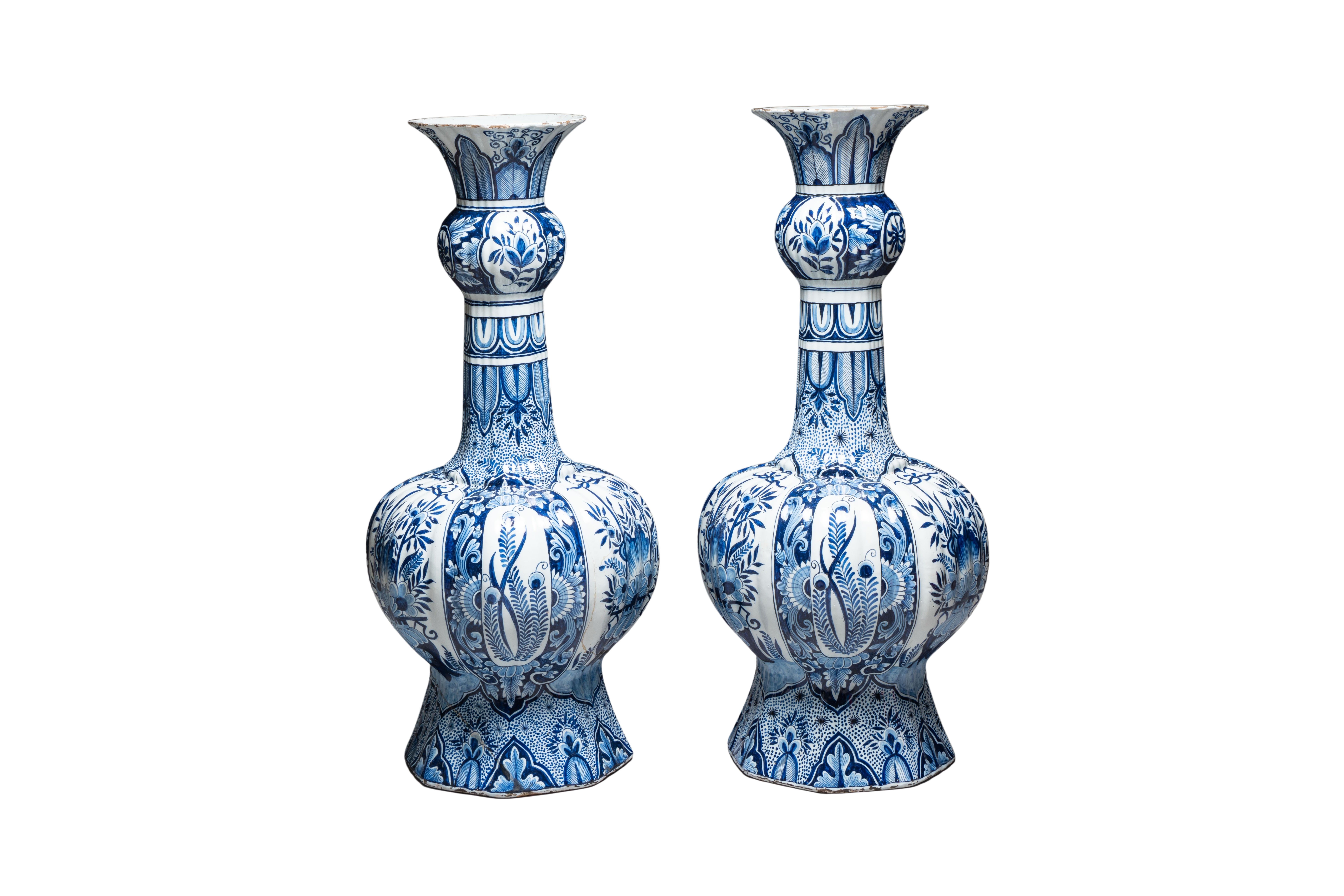 A pair of monumental blue and white Delftware vases from the 19th century In Fair Condition For Sale In AMSTERDAM, NH