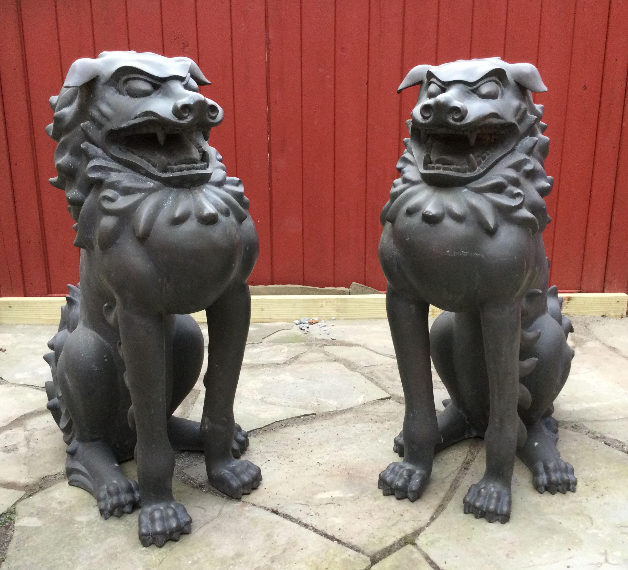 Paire de chiens Fu monumentaux en bronze de l'artiste Lanford Monroe 8