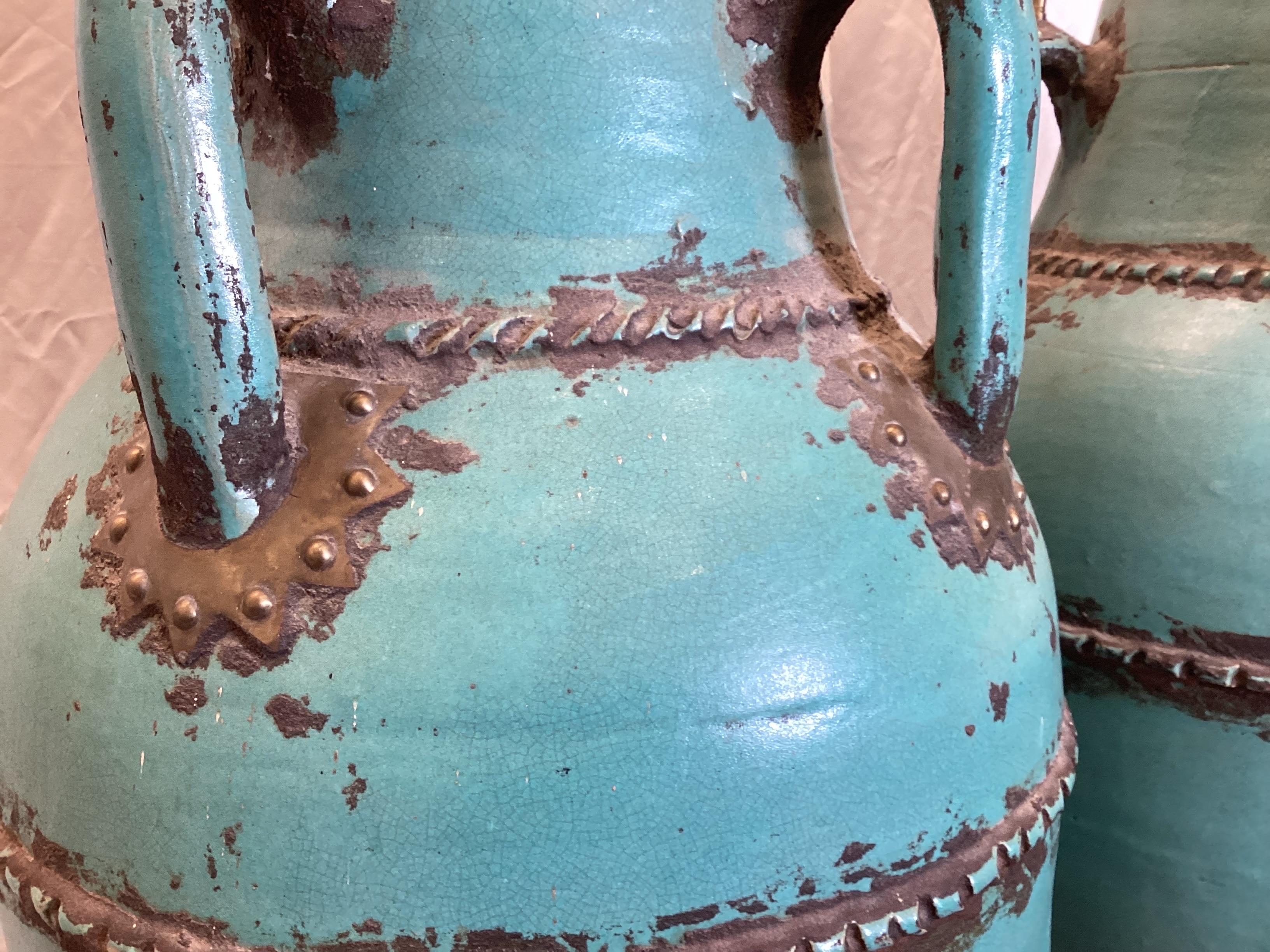 Pareja de altas urnas monumentales de cerámica de cuatro asas principios del siglo XX en venta