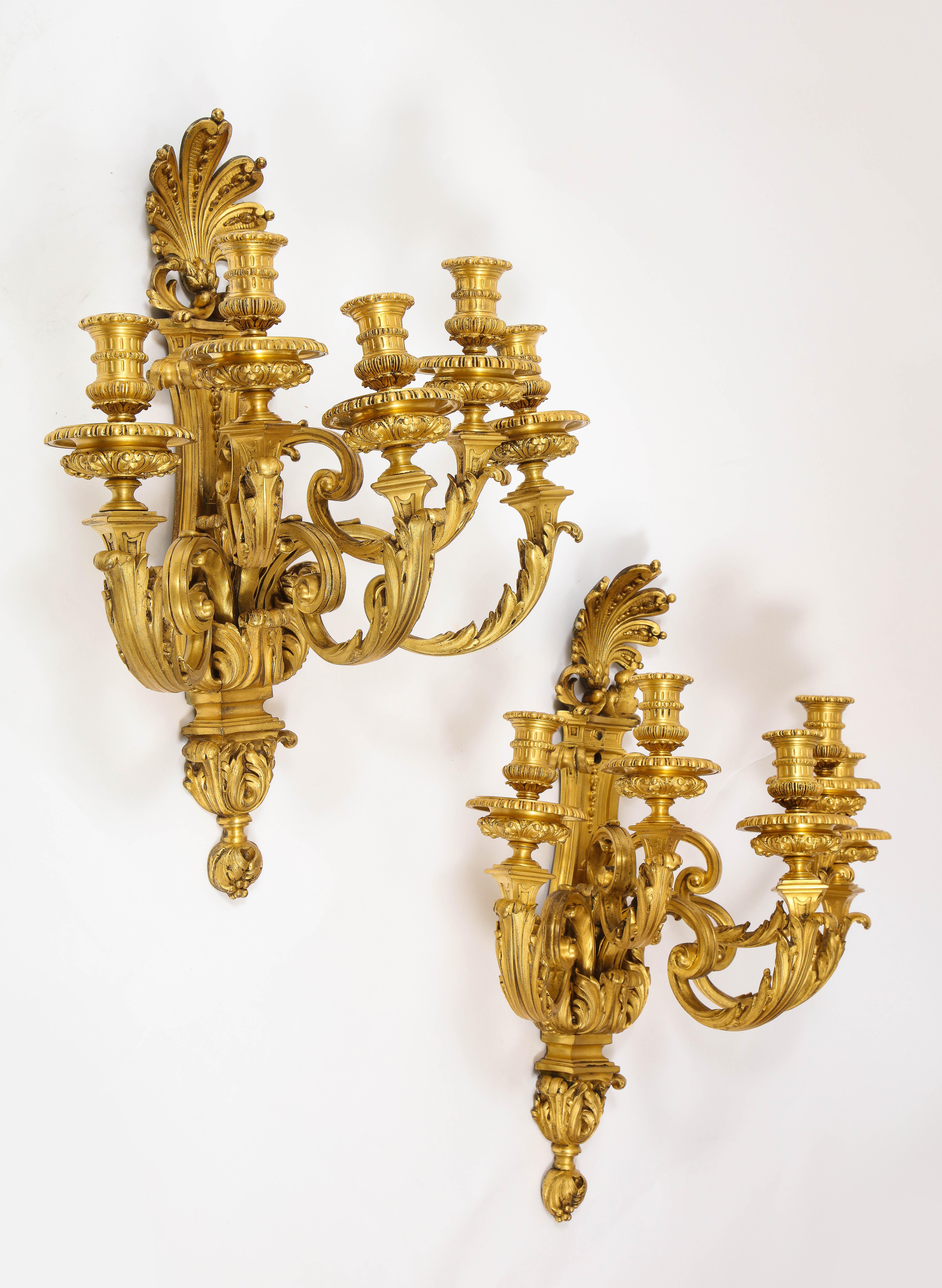 Ein unglaubliches und monumentales Paar französischer fünfarmiger Bronzewandleuchter im Louis-XVI-Stil aus dem 19. Jede Leuchte hat eine monumentale Größe. Die meisten Wandleuchter dieser Epoche sind zwei- bis vierarmig, diese jedoch sind