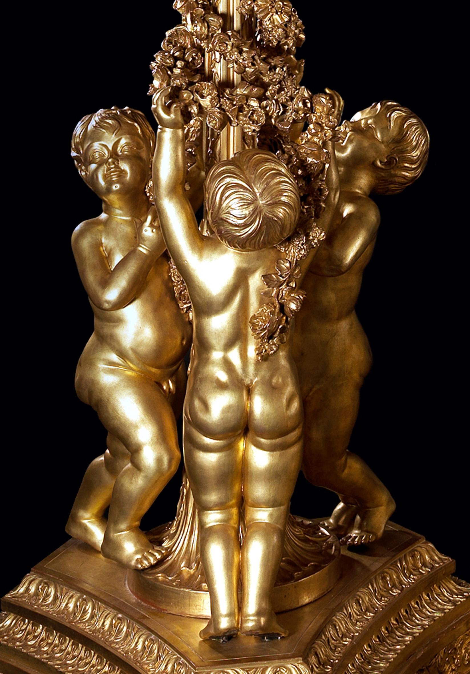 Français Paire de torchères monumentales en bois doré d'après Jacques Gondoin, datant d'environ 1870 en vente