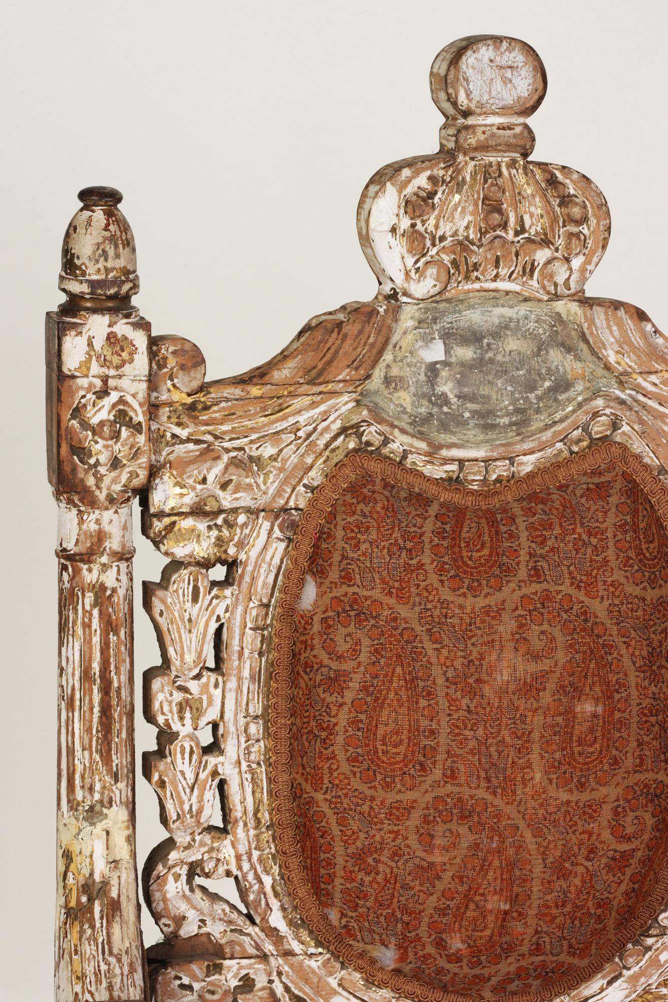Paire de fauteuils monumentaux italiens sculptés de style trône, début du 19ème siècle en vente 1
