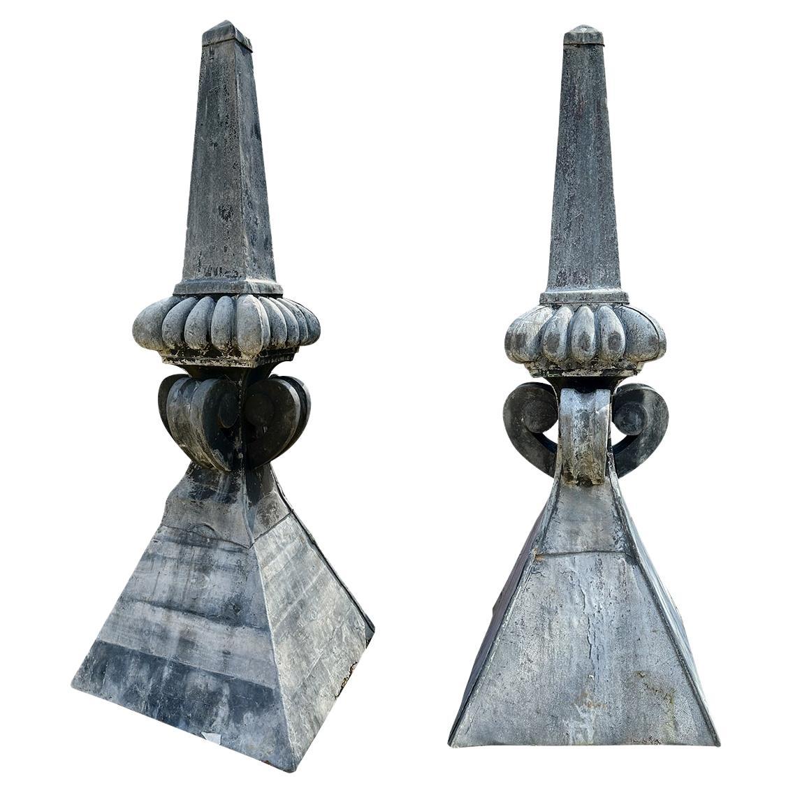 Monumentale antike Obelisken-Endstücke aus Blei, Paar 
