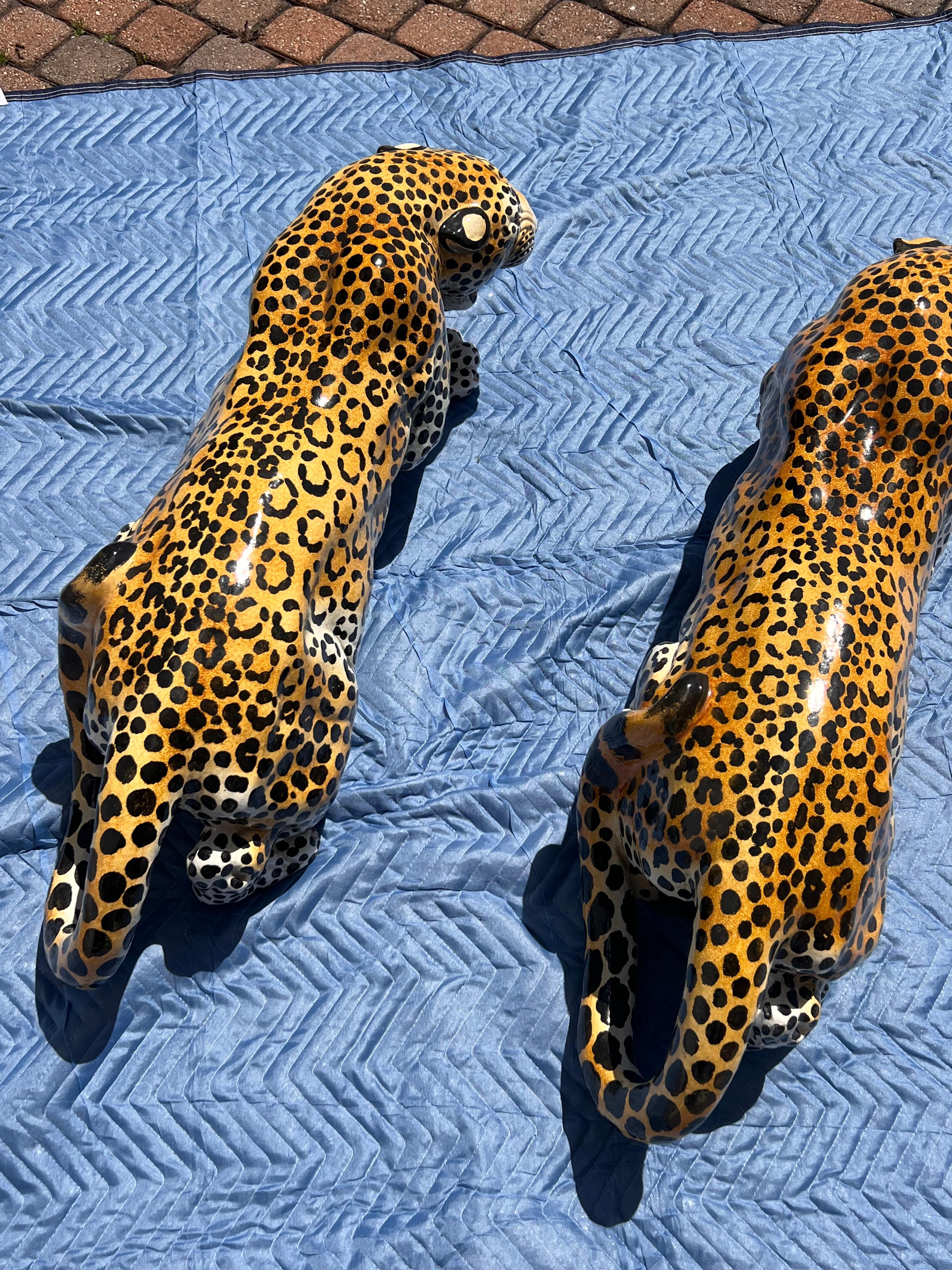 Pareja de monumentales leopardos de cerámica italiana de época, mediados del siglo XX 2