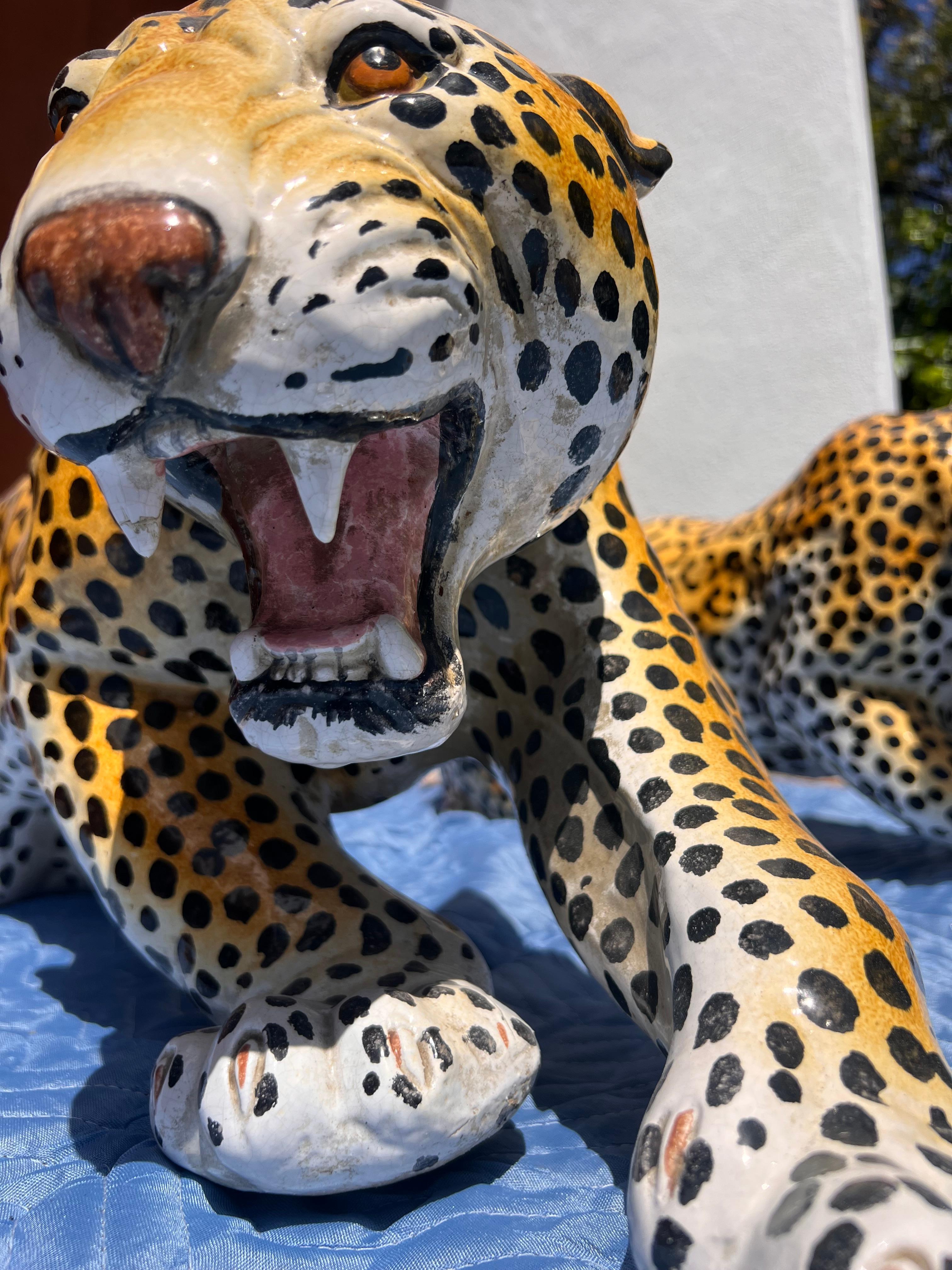 Pareja de monumentales leopardos de cerámica italiana de época, mediados del siglo XX 3