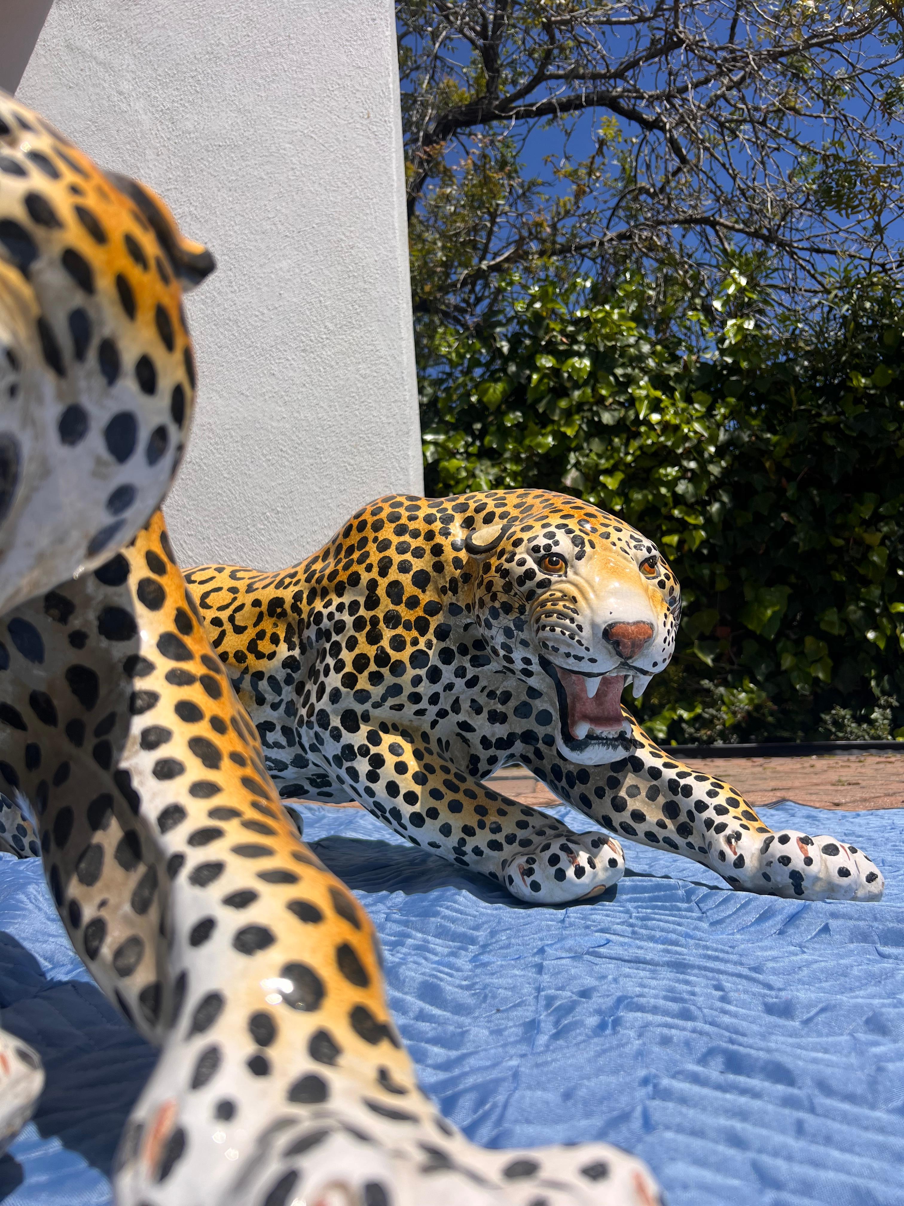Pareja de monumentales leopardos de cerámica italiana de época, mediados del siglo XX 4
