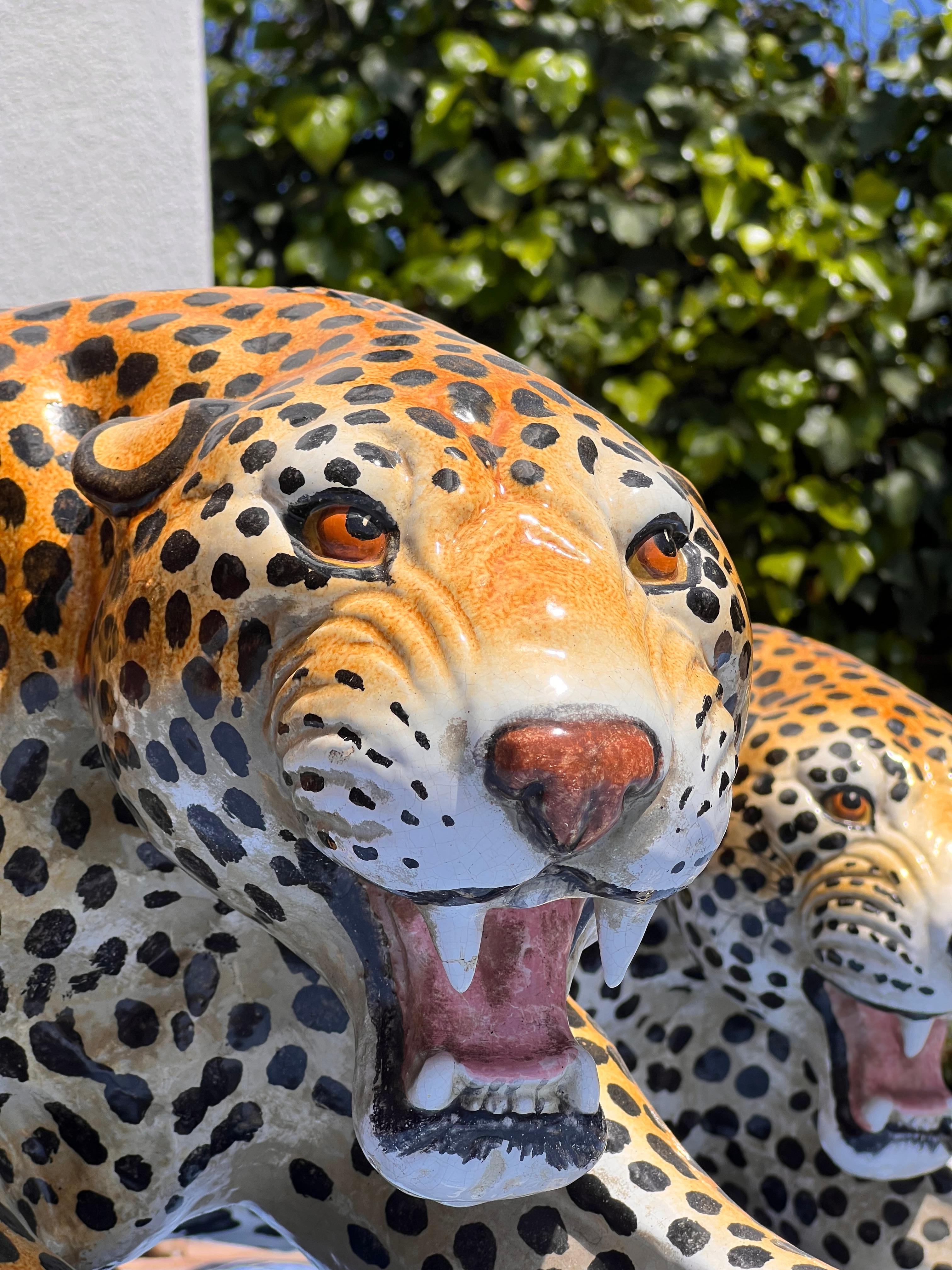 Pareja de monumentales leopardos de cerámica italiana de época, mediados del siglo XX 9